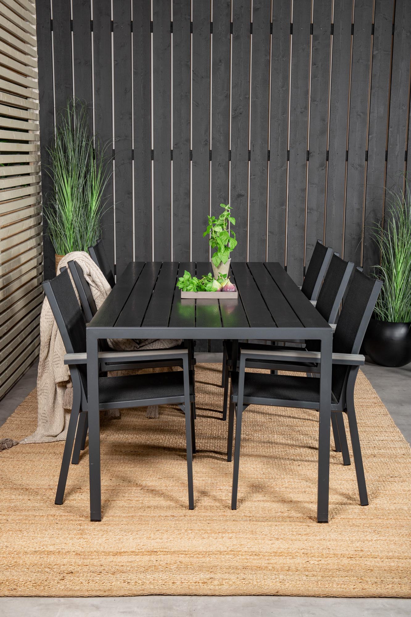 Break Gartentisch + Parma Arm Stuhl (stapelbar) in Schwarz präsentiert im Onlineshop von KAQTU Design AG. Gartentischset ist von Venture Home