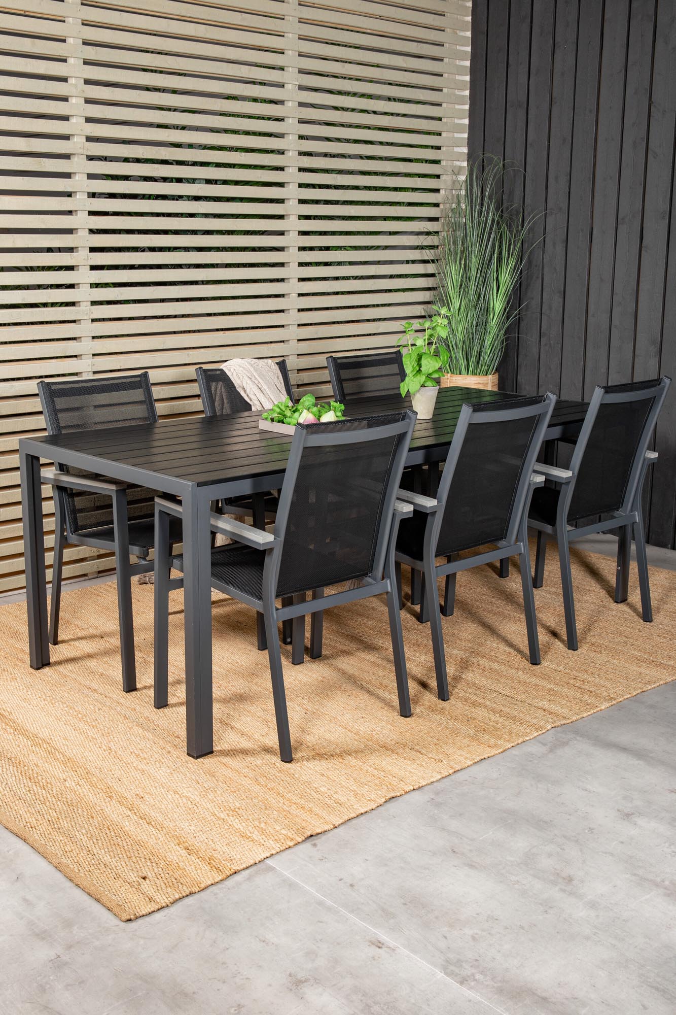 Break Gartentisch + Parma Arm Stuhl (stapelbar) in Schwarz präsentiert im Onlineshop von KAQTU Design AG. Gartentischset ist von Venture Home
