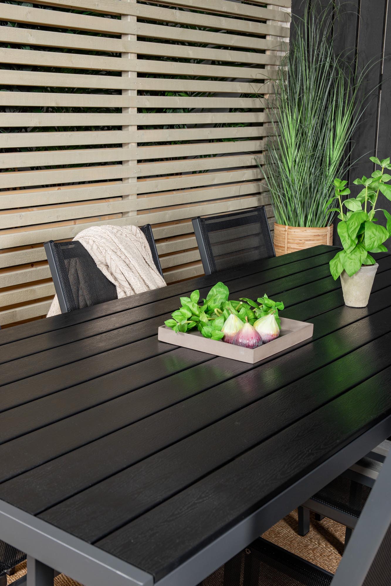 Break Gartentisch + Parma Arm Stuhl (stapelbar) in Schwarz präsentiert im Onlineshop von KAQTU Design AG. Gartentischset ist von Venture Home