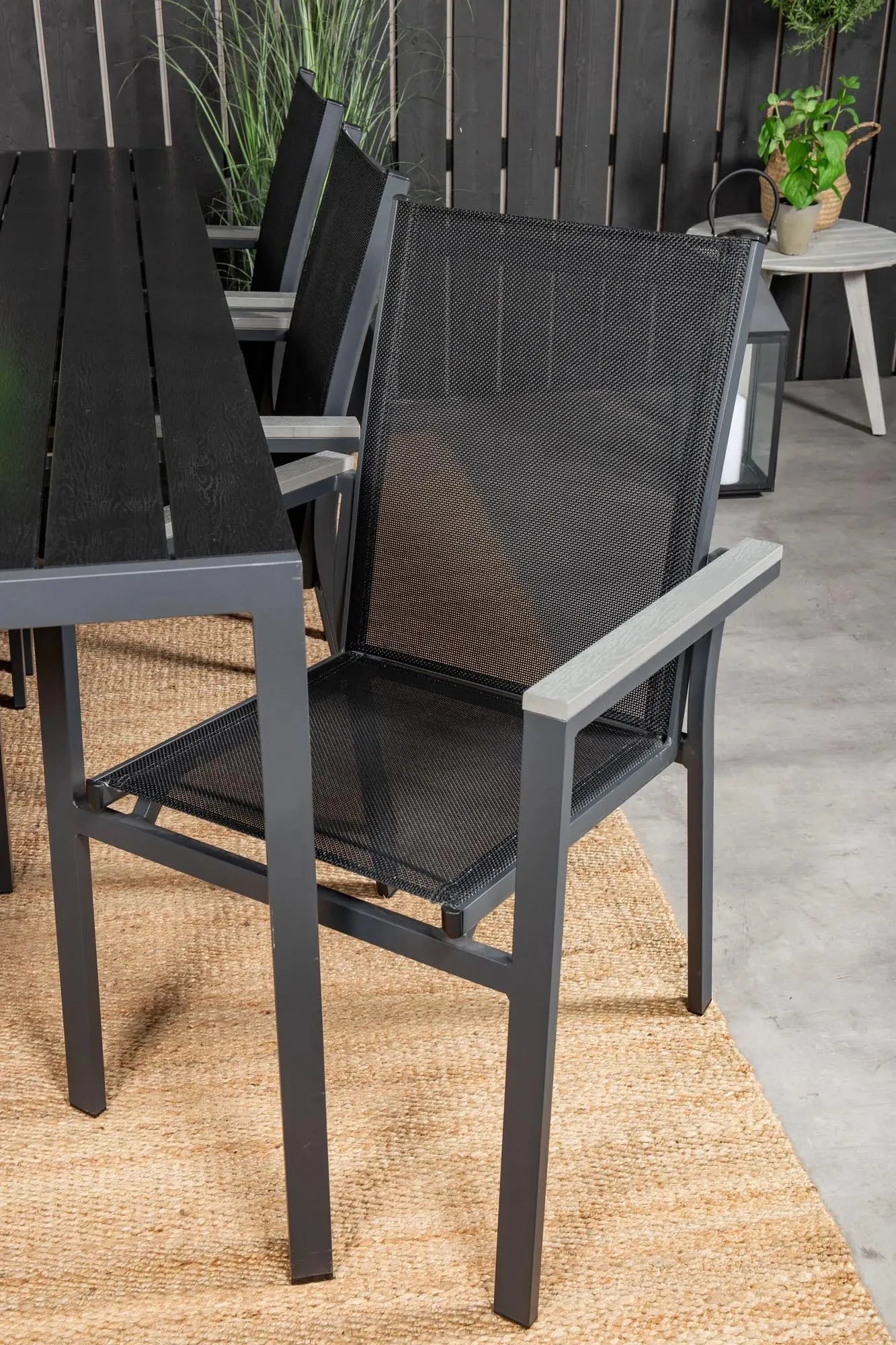 Elegantes Ess-Set: Break Tisch & stapelbare Parma Stühle von Venture.