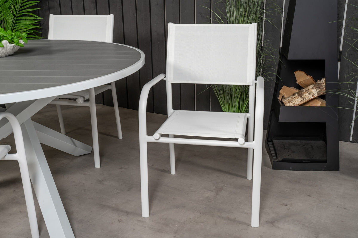 Runder Gartentisch mit grauer Aintwood-Tischplatte und Aluminiumbeinen, umgeben von vier weissen Stühlen Santorini mit pulverbeschichteter Oberfläche.