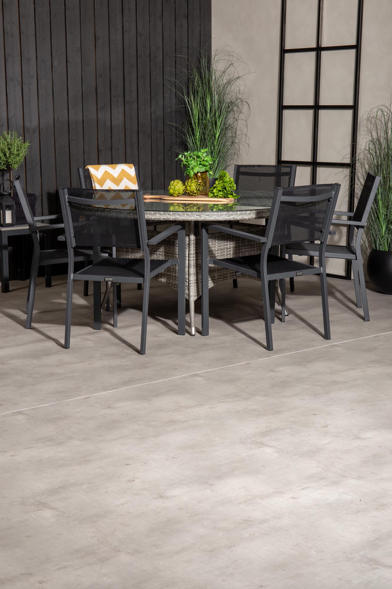 Volta Outdoor-Tischset + Copacabana ⌀150cm/6St. in Schwarz präsentiert im Onlineshop von KAQTU Design AG. Gartentischset ist von Venture Home