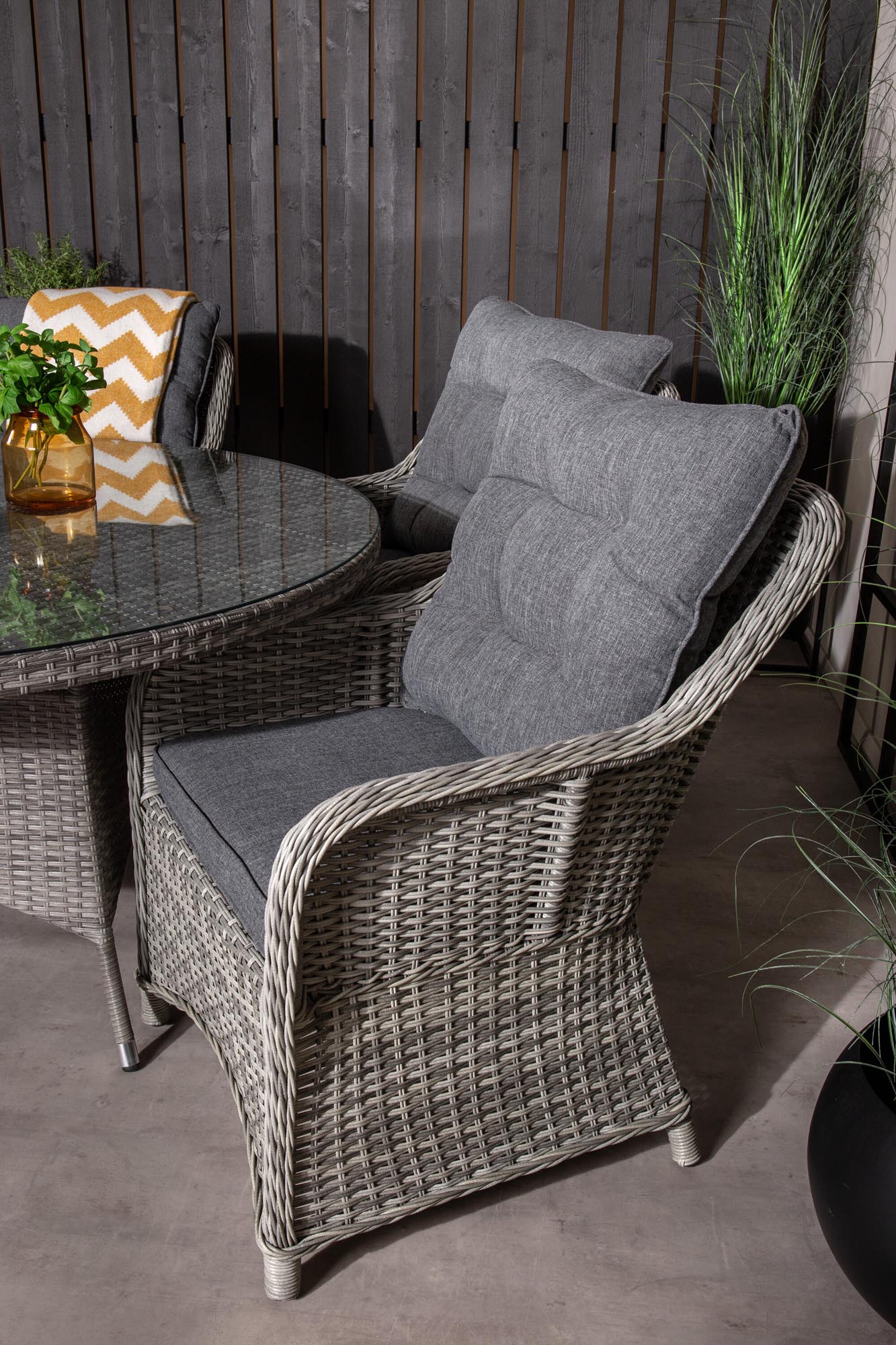 Volta Outdoor-Tischset + Vikelund ⌀150cm/6St. in Grau präsentiert im Onlineshop von KAQTU Design AG. Gartentischset ist von Venture Home