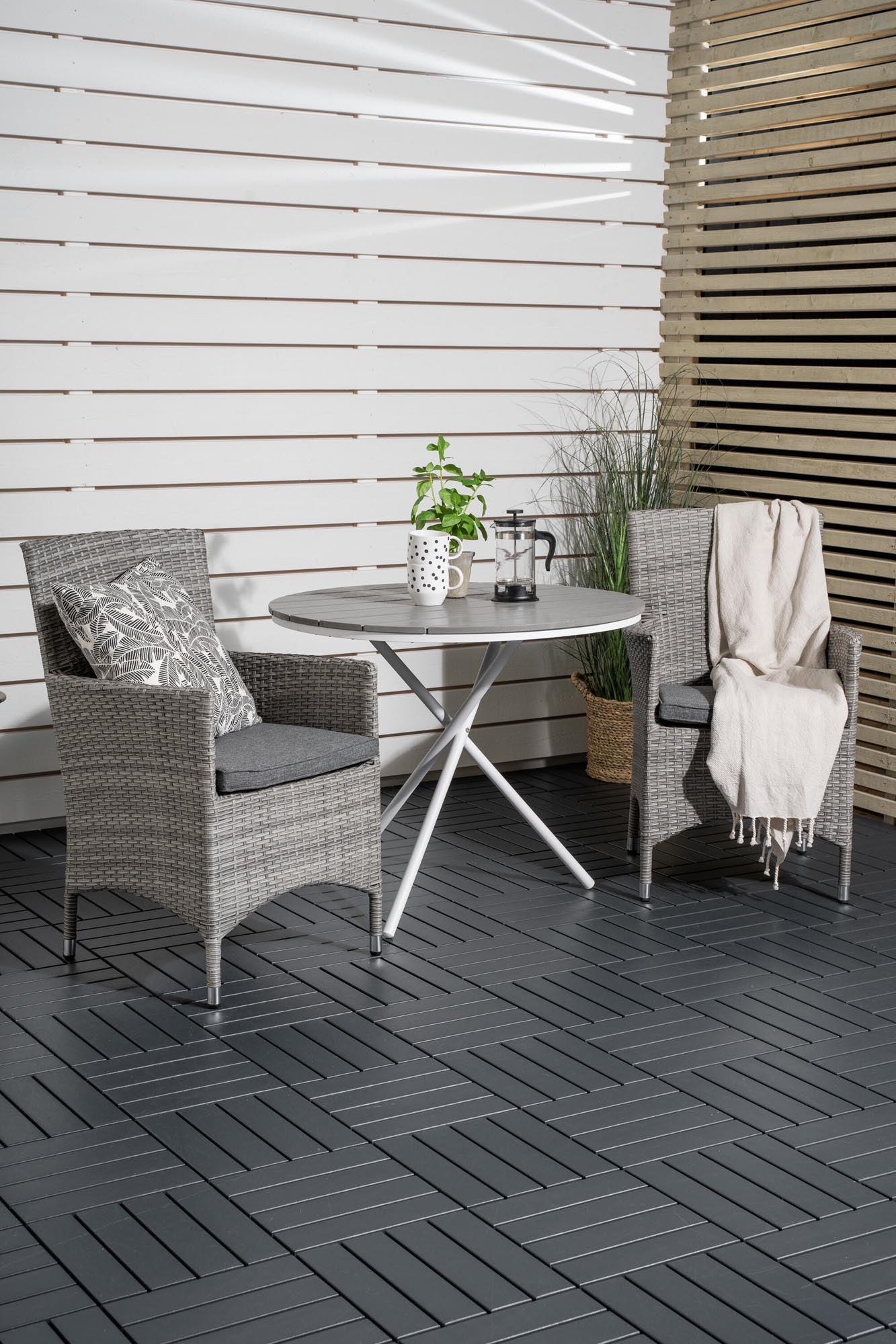 Genießen Sie stilvolle Momente im Freien mit dem Parma Outdoor-Tischset von Venture Home: runder Tisch (90 cm) und 2 elegante Malin Stühle.