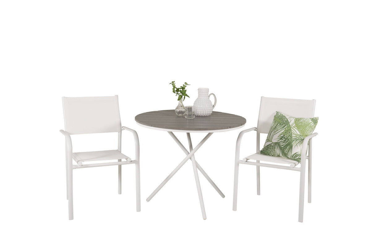 Zwei stapelbare Aussenstühle aus Aluminium und Textilene in Weiss/Grau neben rundem Café-Tisch ⌀90 cm aus Aluminium und Aintwood, Gartentischset.
