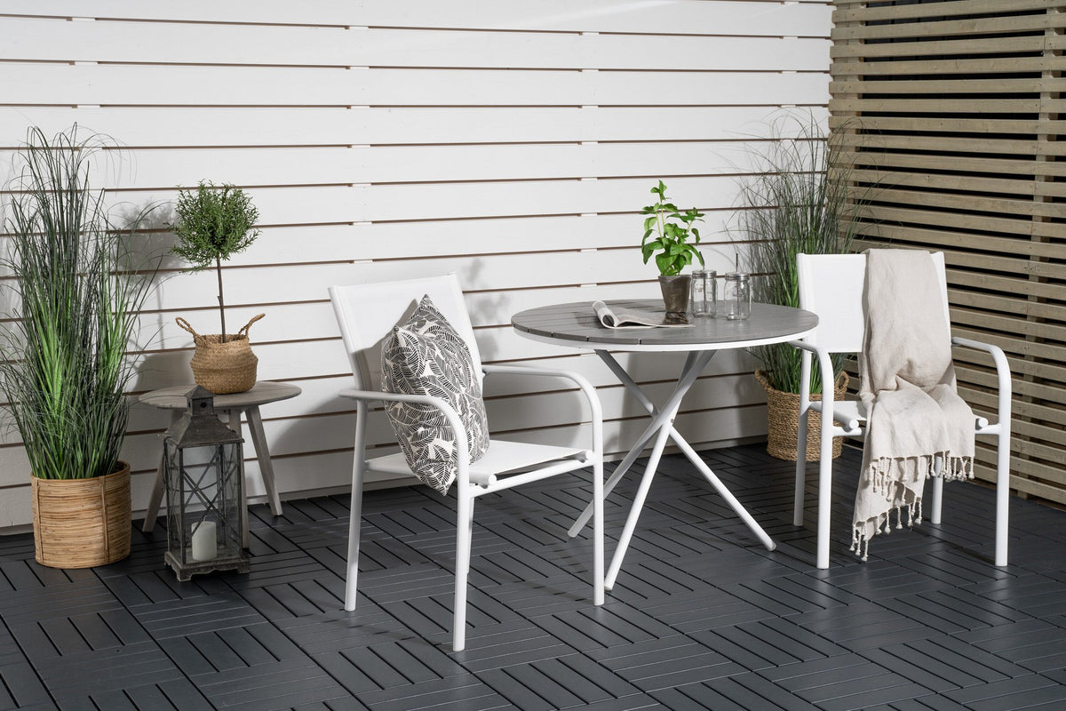 Zwei stapelbare Aussenstühle aus Aluminium und Textilene in Weiss/Grau neben rundem Café-Tisch ⌀90 cm aus Aluminium und Aintwood, Gartentischset.