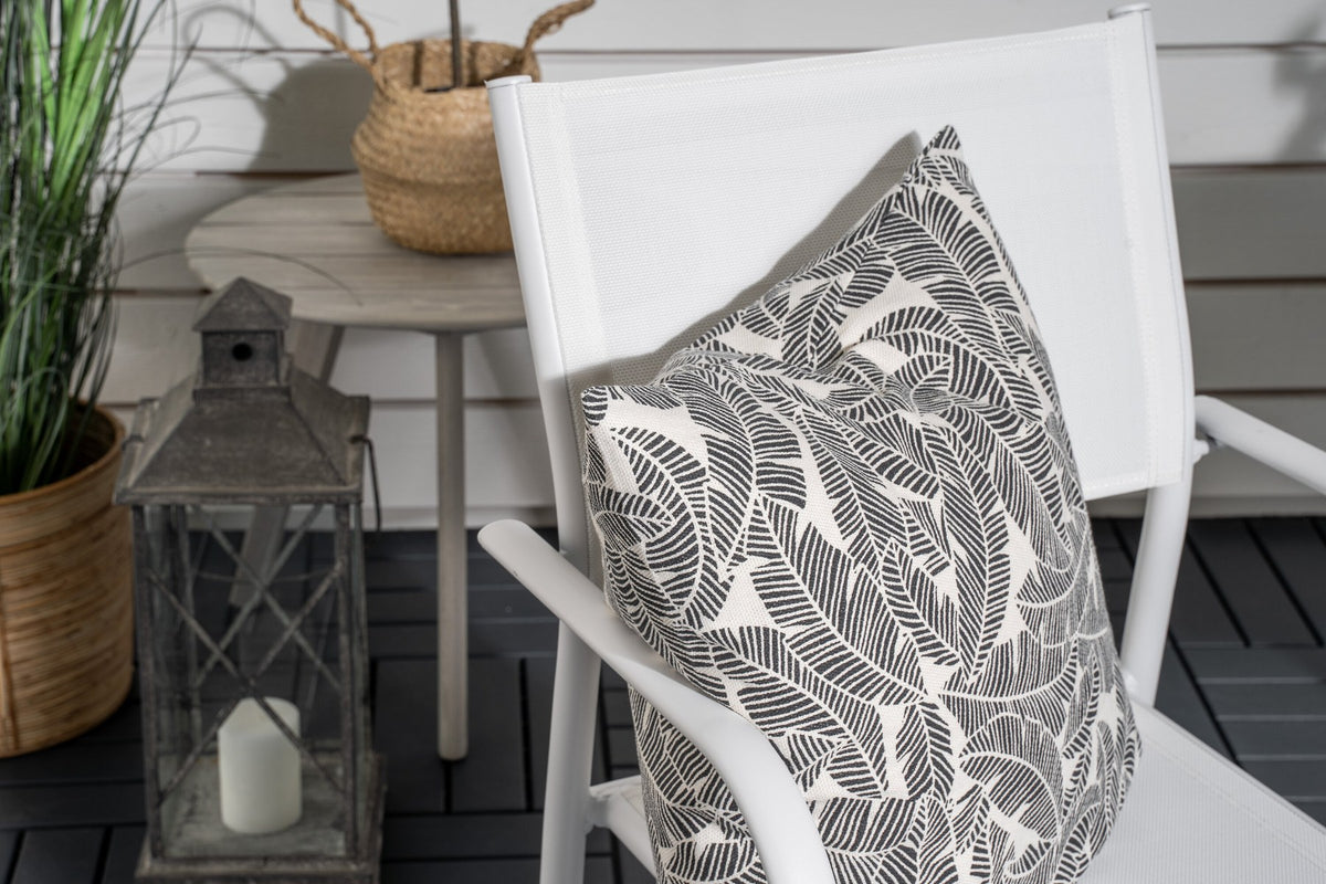 Zwei stapelbare Aussenstühle aus Aluminium und Textilene in Weiss/Grau neben rundem Café-Tisch ⌀90 cm aus Aluminium und Aintwood, Gartentischset.