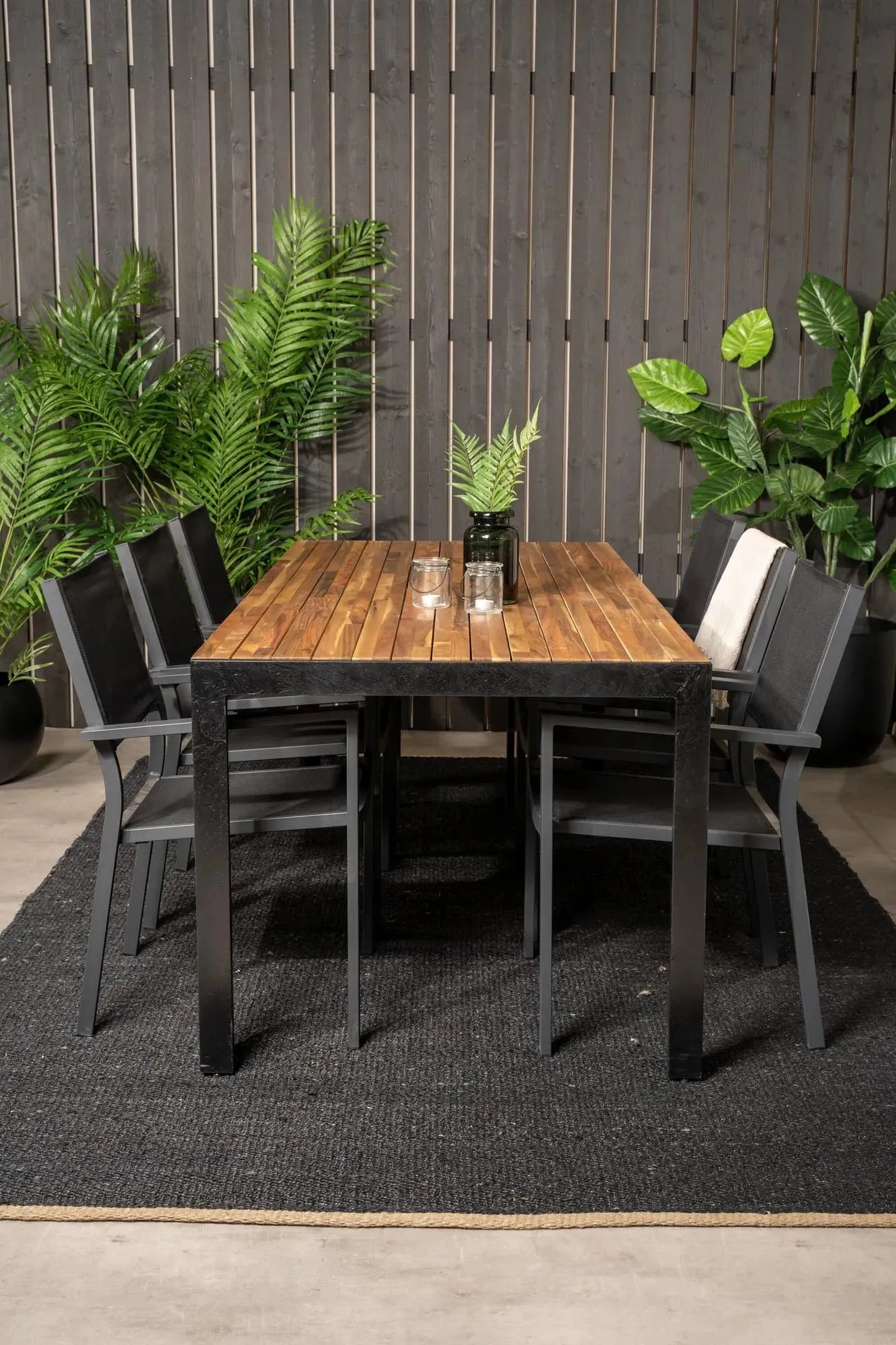 Elegantes Gartenset mit großem Tisch und 6 bequemen Stühlen, perfekt für stilvolle Outdoor-Dinner.