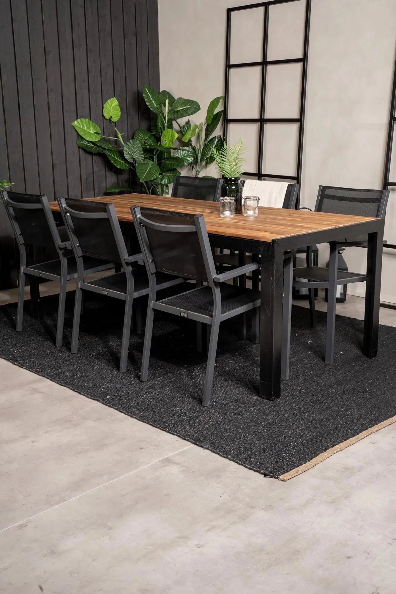 Robustes Tischset für 6: Perfekt für gesellige Outdoor-Abende.