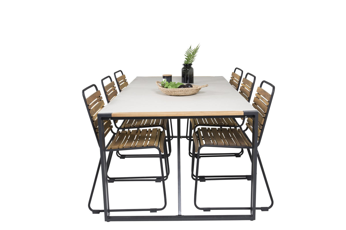Rechteckiger Gartentisch mit schwarzer Glasplatte und Teakholz-Elementen, dazu zwei Esszimmerstühle mit Teakholz-Optik und Stahlgestell im Freien.