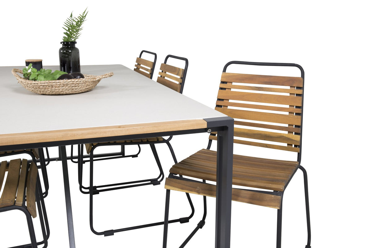 Rechteckiger Gartentisch mit schwarzer Glasplatte und Teakholz-Elementen, dazu zwei Esszimmerstühle mit Teakholz-Optik und Stahlgestell im Freien.