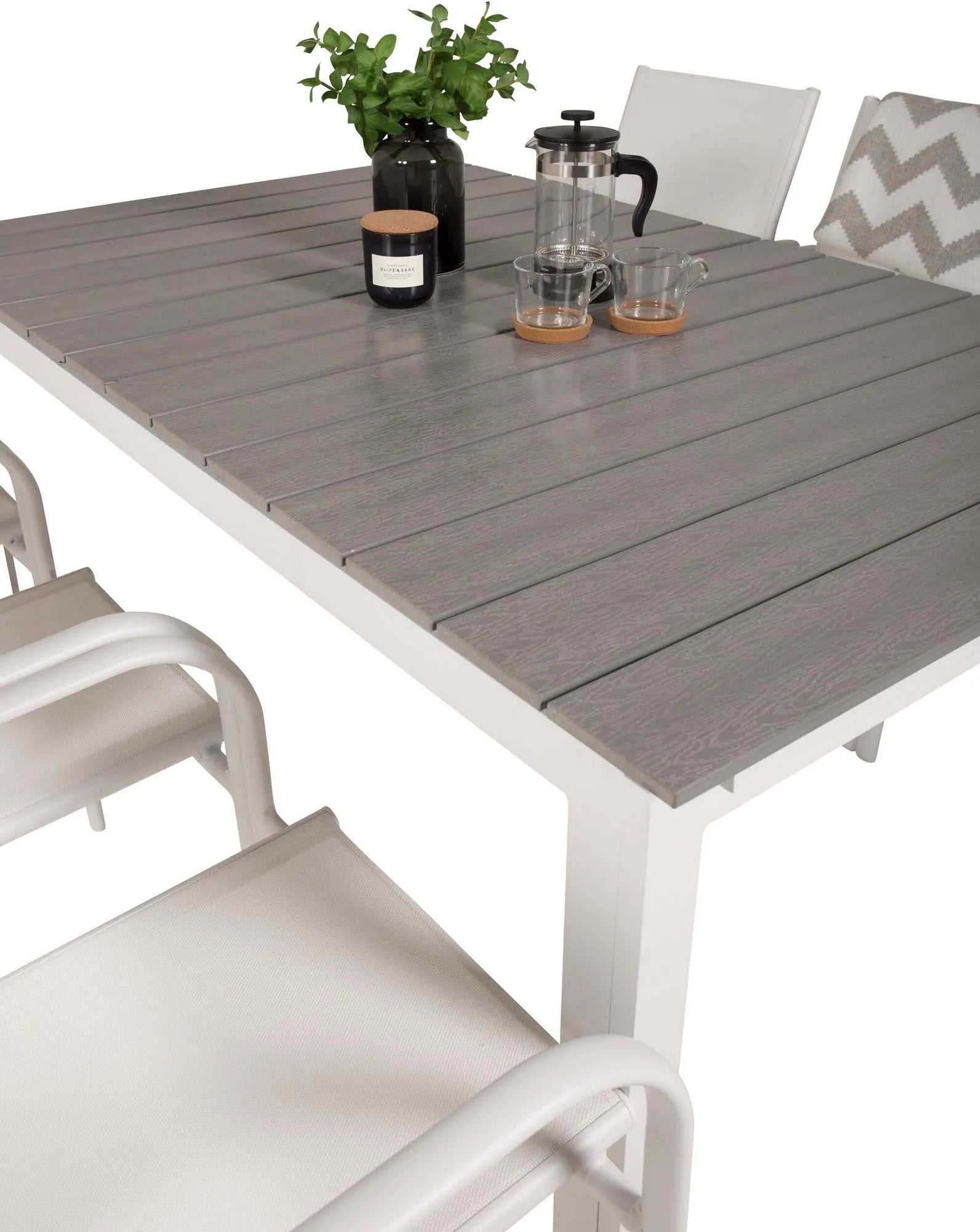 Robustes Outdoor-Tischset für gesellige Runden im Garten.