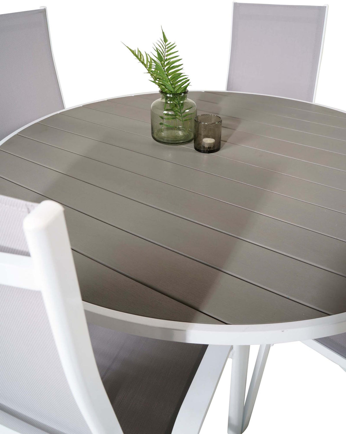 Rundes Gartentischset Parma mit ⌀140cm Tisch aus Aintwood und vier Copacabana Stühlen aus Textilene in Grau Weiss, Outdoor-Möbel von Venture Home