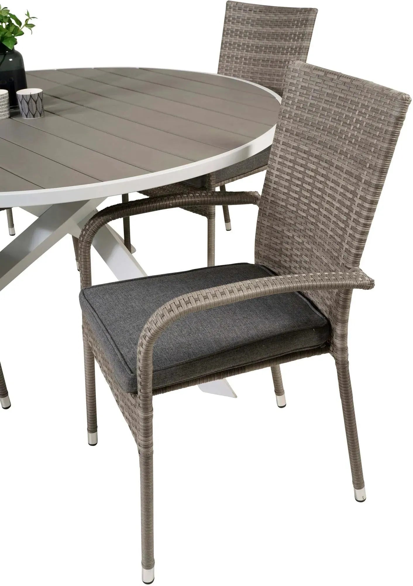 Elegantes Tischset mit Korbgeflecht: Komfort und Stil für Ihren Garten.