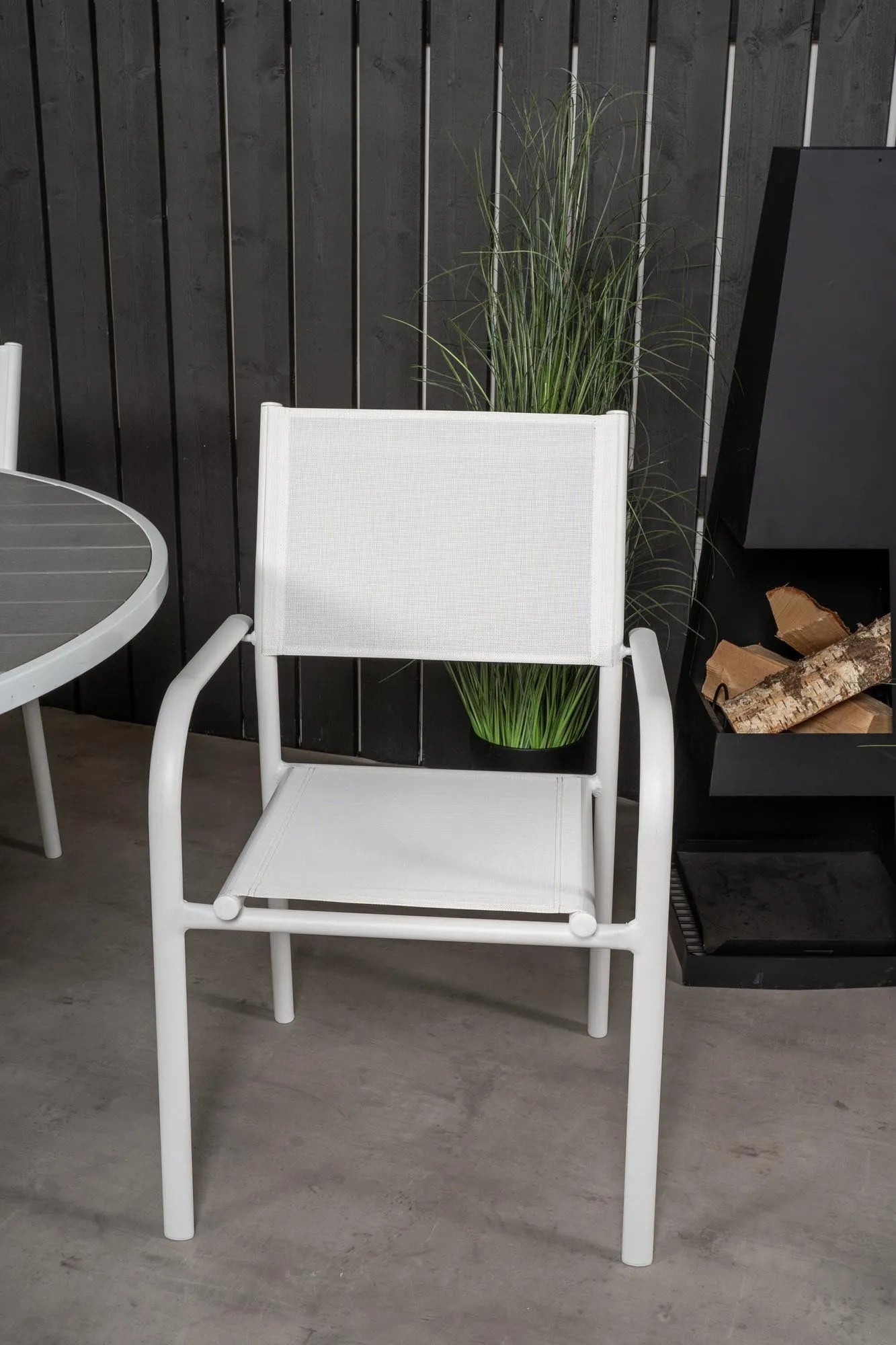 Stilvolles Parma Set + Santorini Tisch, ideal für 4 Personen draußen.