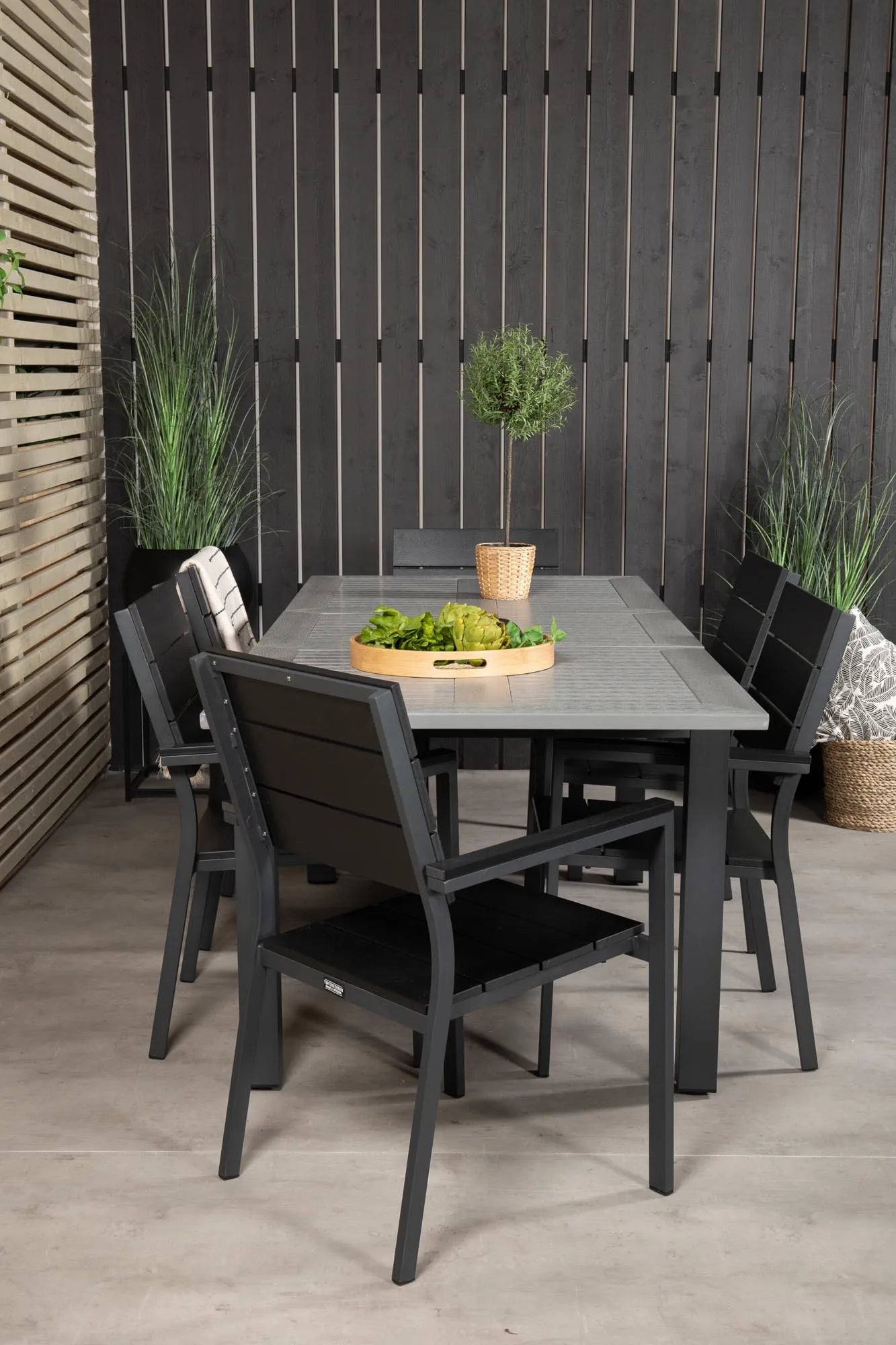 Elegantes Albany Set: Ausziehbarer Tisch & 6 Stühle für draußen.