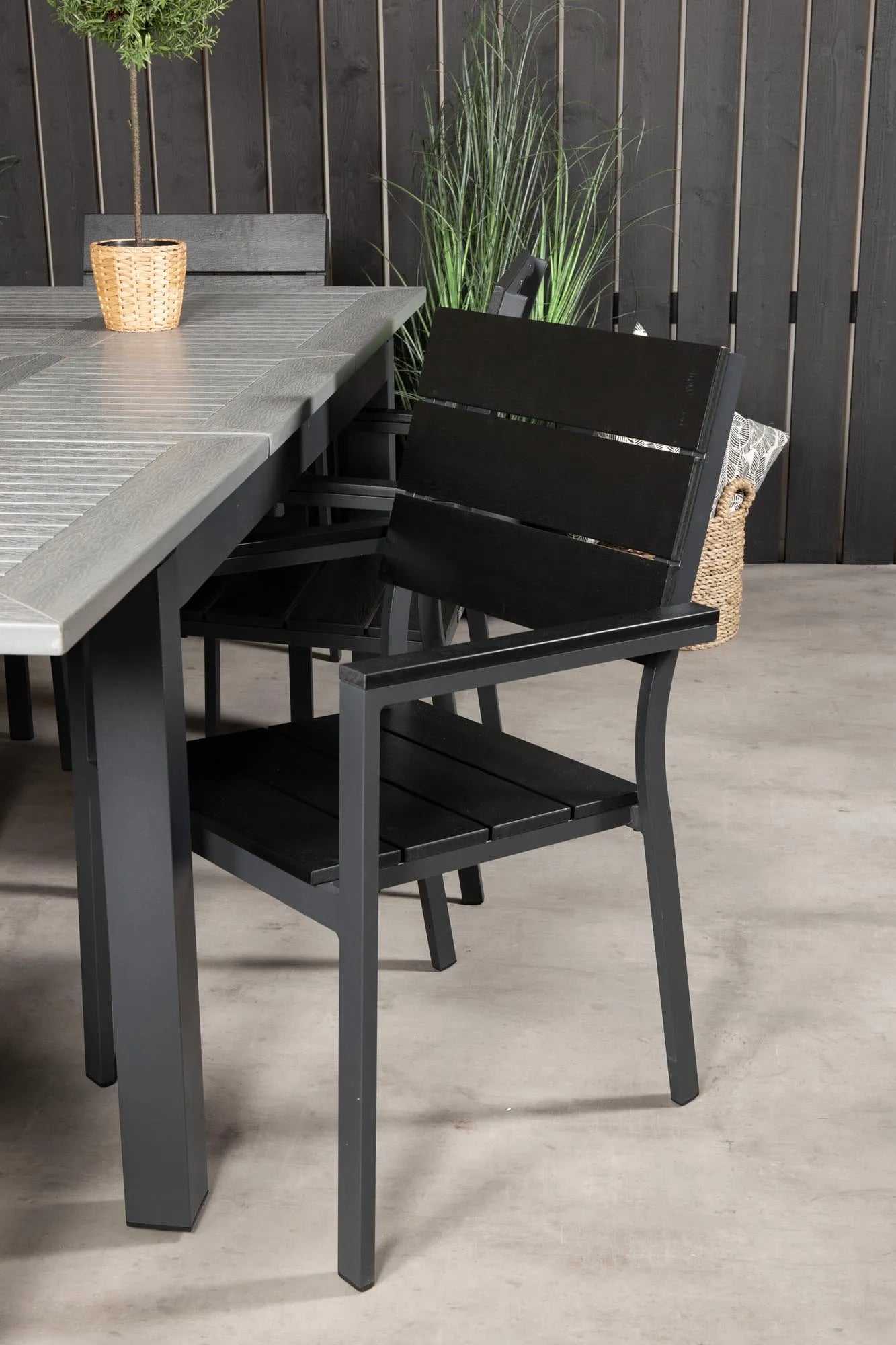 Elegantes Albany Set: Ausziehbarer Tisch für stilvolle Gartenfeste.