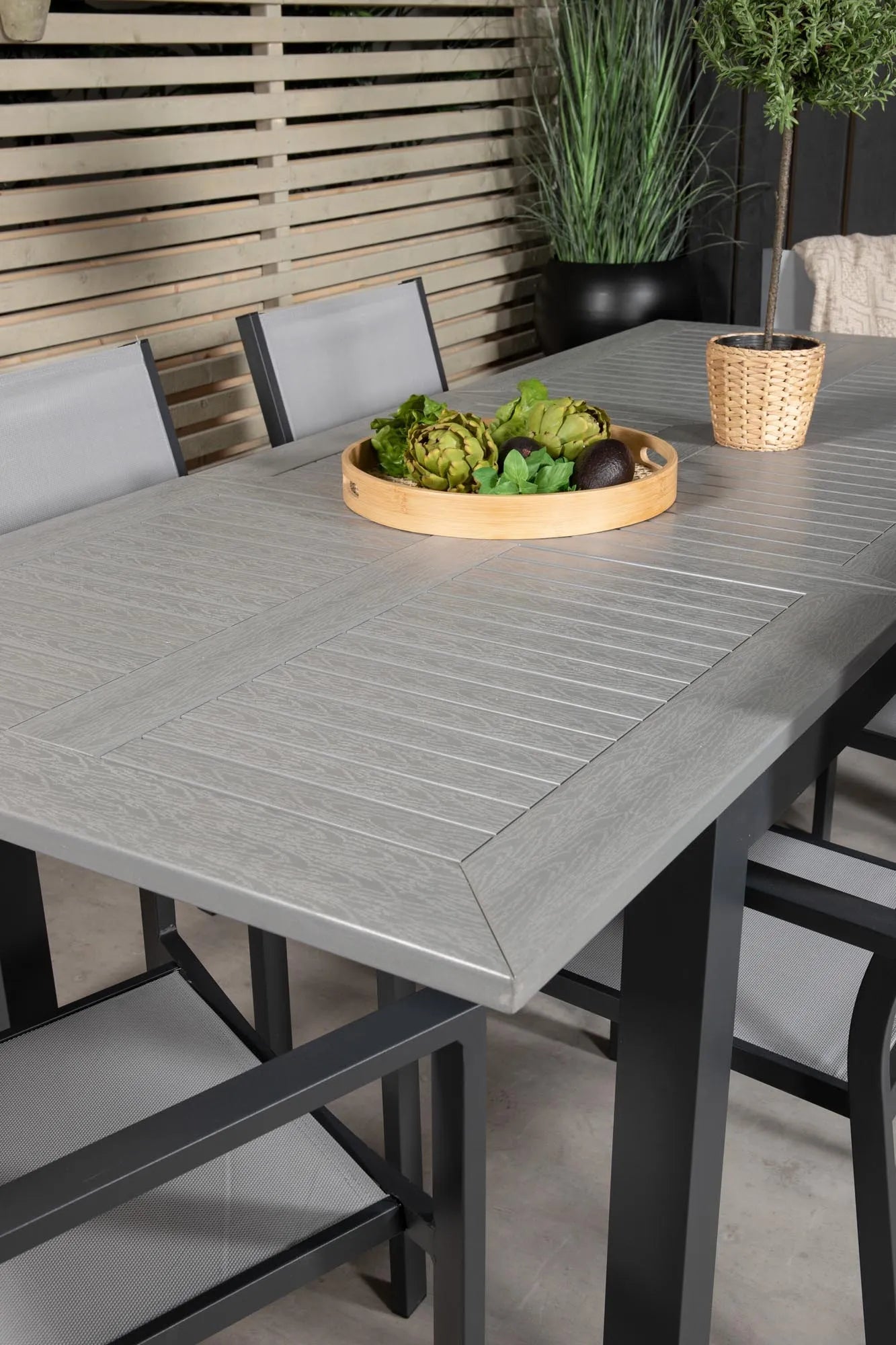 Elegantes Albany Set: Ausziehbarer Tisch & 6 Stühle für draußen.