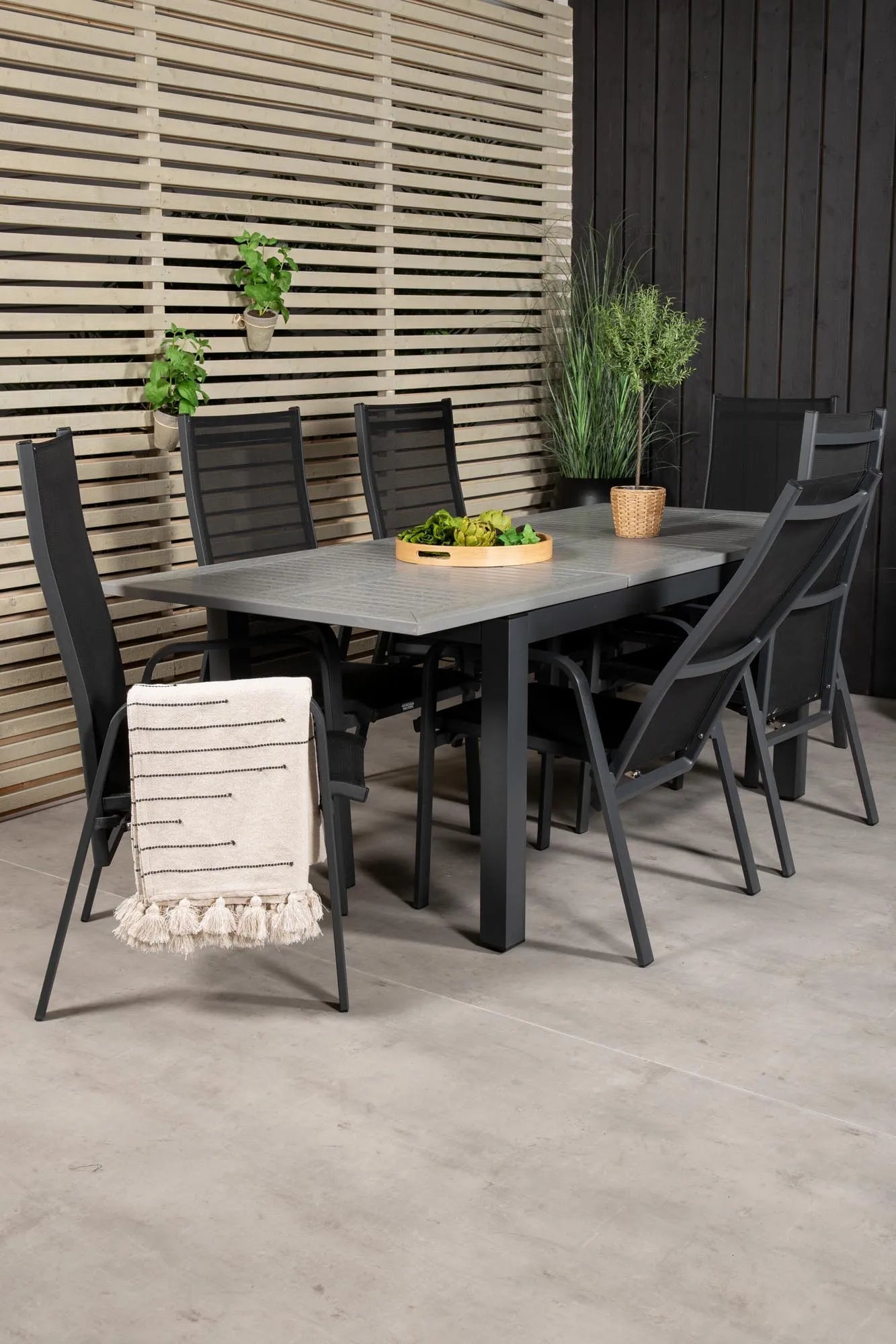 Elegantes Albany Set: Ausziehbarer Tisch & 6 Stühle für draußen.
