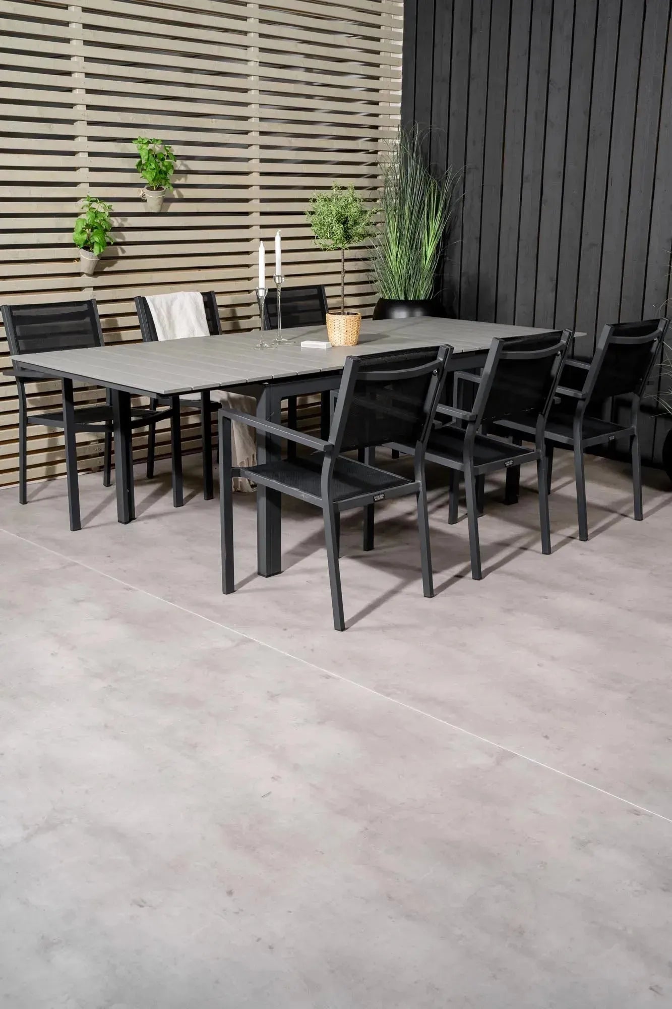 Das Levels Outdoor-Tischset von Venture Home bietet stilvolles Design und Funktionalität. Der ausziehbare Tisch und die Copacabana-Stühle sind perfekt für gesellige Abende im Freien.