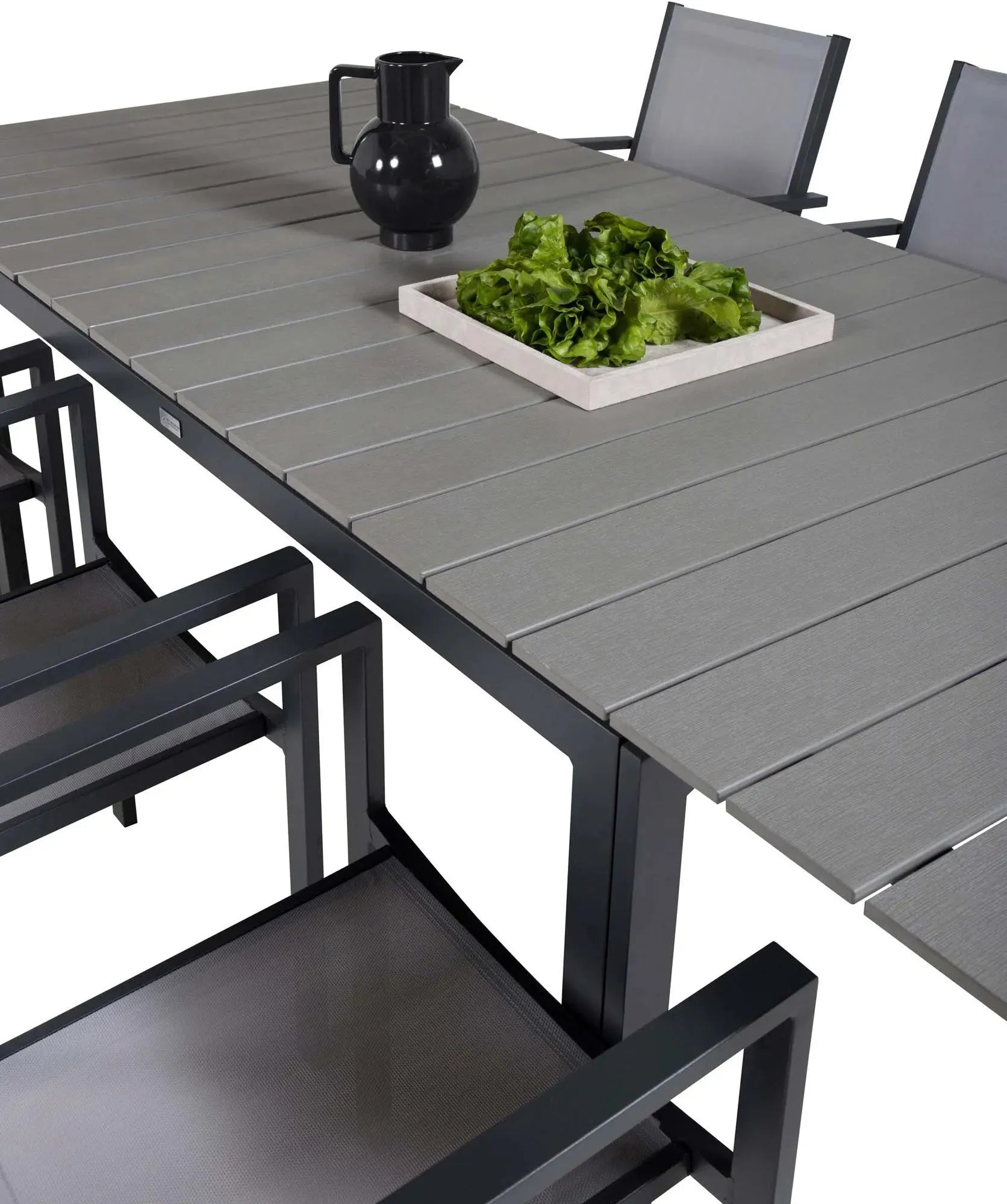 Elegantes, erweiterbares Tischset für stilvolle Outdoor-Dinner.