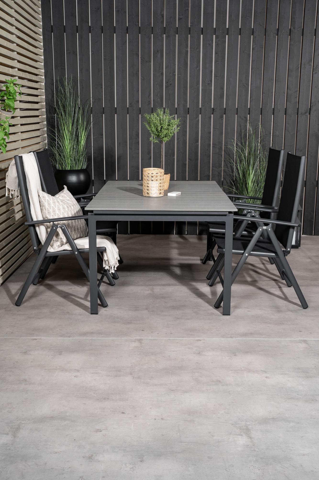 Levels Outdoor-Tischset ausziehbar + Break 160cm/4St. in Schwarz präsentiert im Onlineshop von KAQTU Design AG. Gartentischset ist von Venture Home