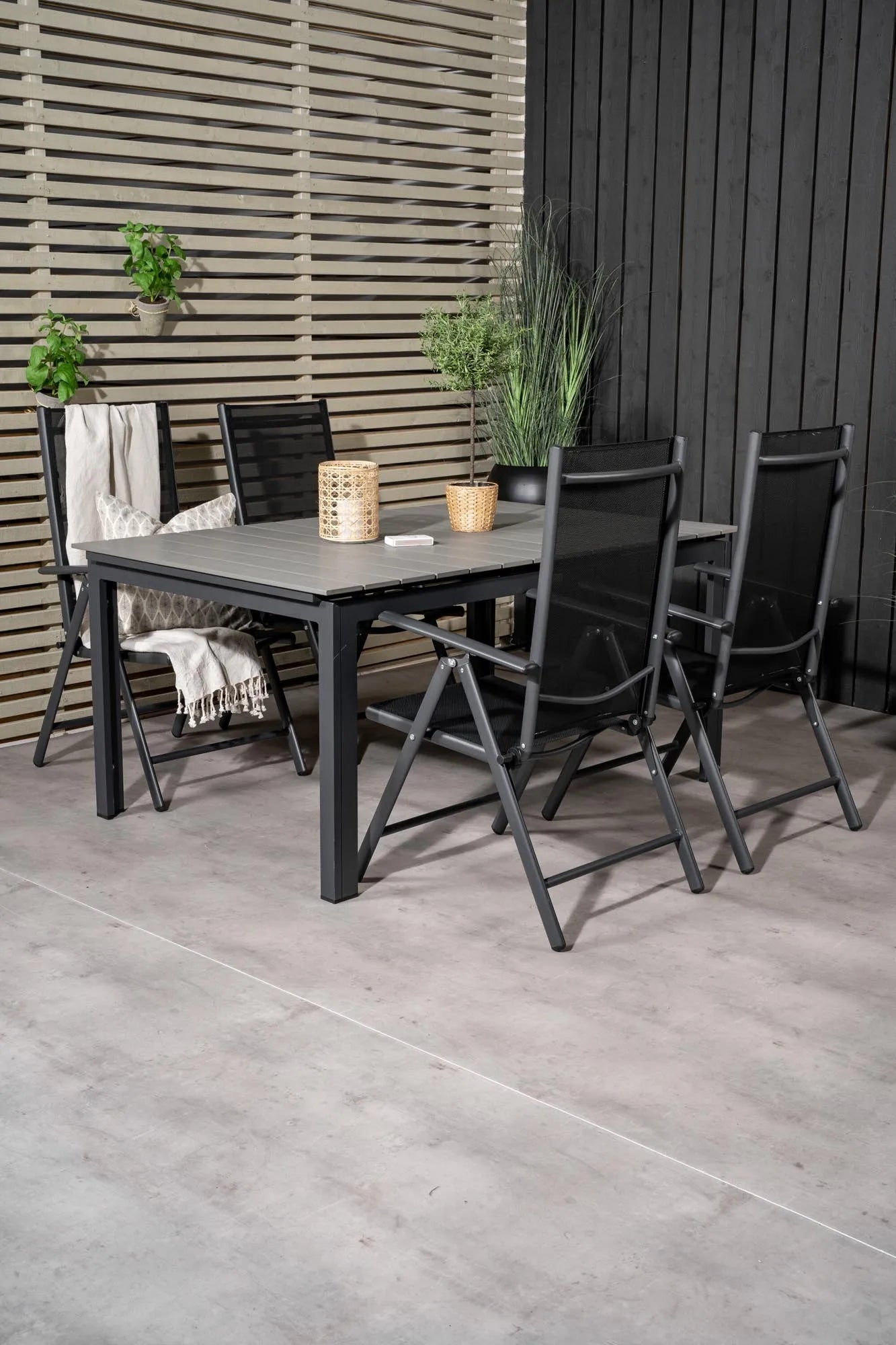 Elegantes, ausziehbares Gartentischset von Venture Home: Funktional, wetterfest, mit klappbaren Stühlen für stilvolle Outdoor-Momente.