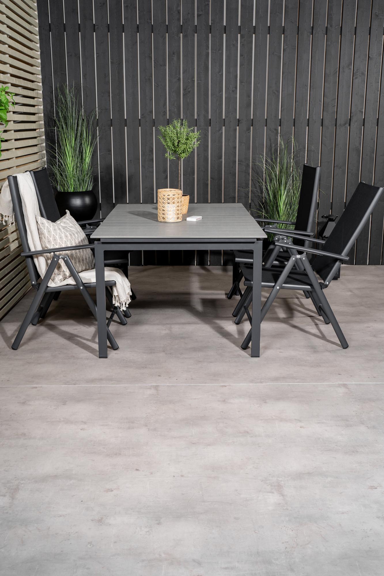 Levels Outdoor-Tischset ausziehbar + Break 160cm/4St. in Schwarz präsentiert im Onlineshop von KAQTU Design AG. Gartentischset ist von Venture Home