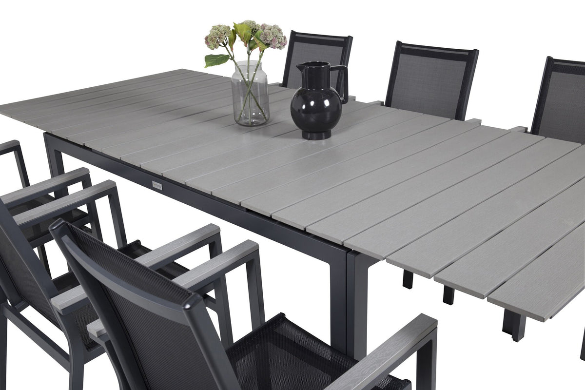 Rechteckiger Esstisch aus Aintwood mit Aluminiumgestell in Anthrazit, dazu zwei stapelbare Stühle mit pulverbeschichteter Oberfläche.