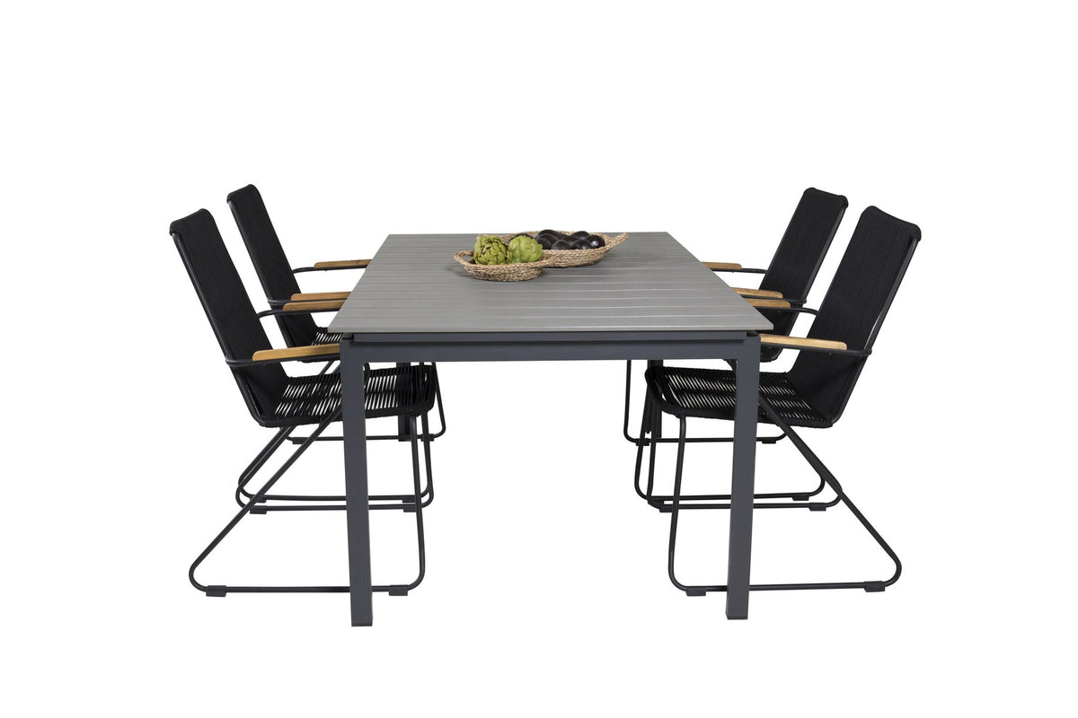 Schwarzer rechteckiger Gartentisch aus Aintwood und Aluminium mit grauer Tischplatte, dazu zwei schwarze Esszimmerstühle mit Pulverbeschichtung.
