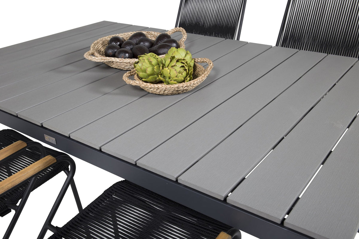 Schwarzer rechteckiger Gartentisch aus Aintwood und Aluminium mit grauer Tischplatte, dazu zwei schwarze Esszimmerstühle mit Pulverbeschichtung.