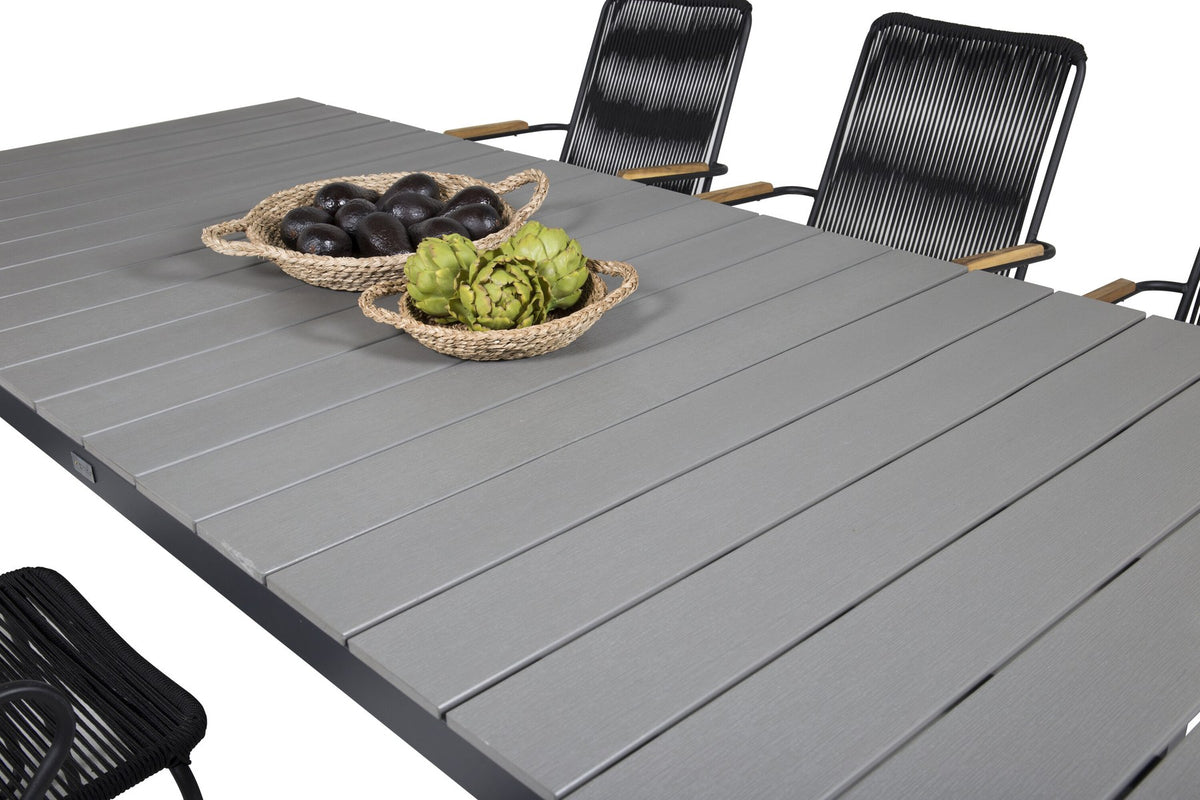 Schwarzer rechteckiger Gartentisch aus Aintwood und Aluminium mit grauer Tischplatte, dazu zwei schwarze Esszimmerstühle mit Pulverbeschichtung.