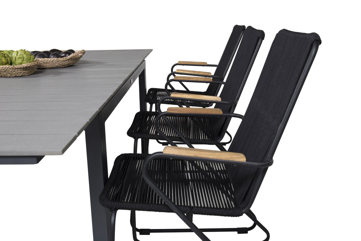 Schwarzer rechteckiger Gartentisch aus Aintwood und Aluminium mit grauer Tischplatte, dazu zwei schwarze Esszimmerstühle mit Pulverbeschichtung.