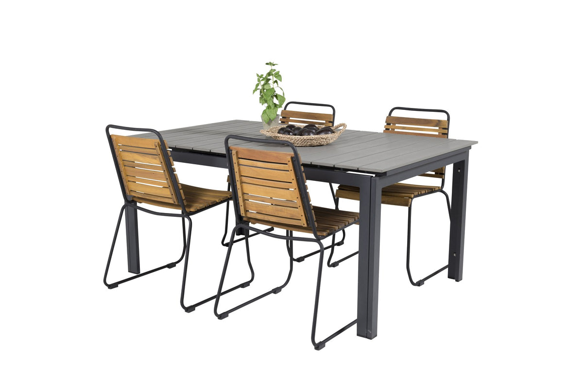 Rechteckiger Gartentisch mit grauer Aintwood-Tischplatte und schwarzem Stahlgestell, daneben zwei Esszimmerstühle aus Aintwood und Aluminium in Natur.