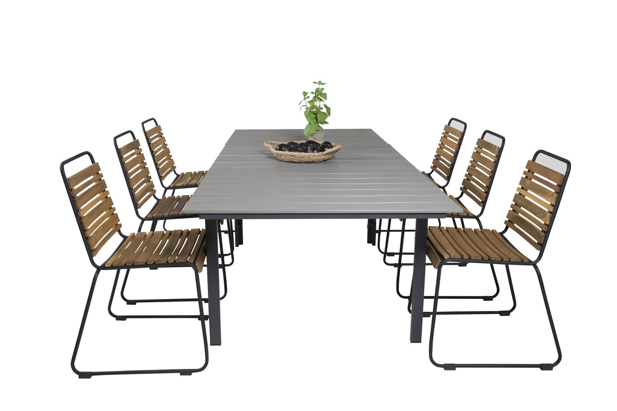 Rechteckiger Gartentisch mit grauer Aintwood-Tischplatte und schwarzem Stahlgestell, daneben zwei Esszimmerstühle aus Aintwood und Aluminium in Natur.