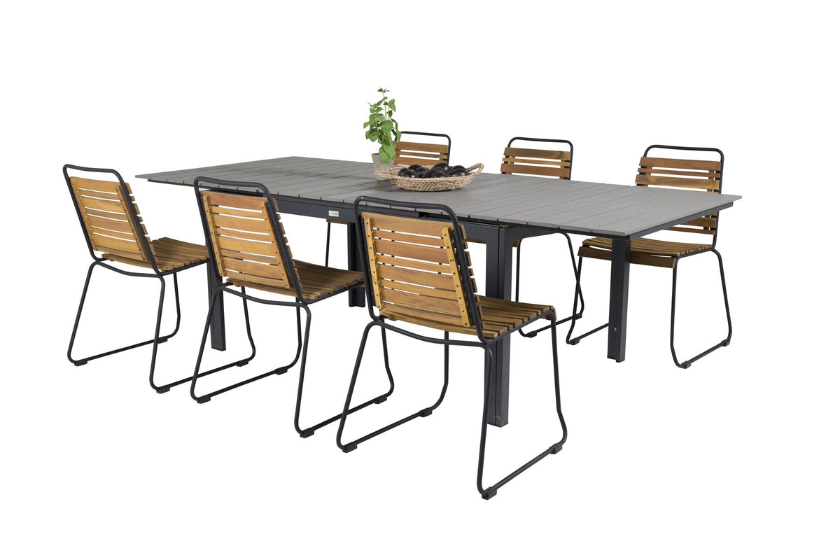 Rechteckiger Gartentisch mit grauer Aintwood-Tischplatte und schwarzem Stahlgestell, daneben zwei Esszimmerstühle aus Aintwood und Aluminium in Natur.
