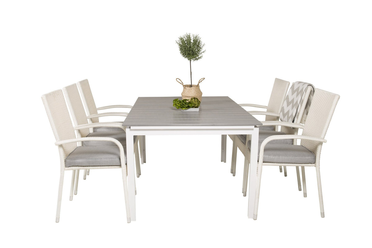 Weisser rechteckiger Gartentisch Levels mit grauer Aintwood-Tischplatte und zwei weisse Esszimmerstühle Anna aus Aintwood und Aluminium.