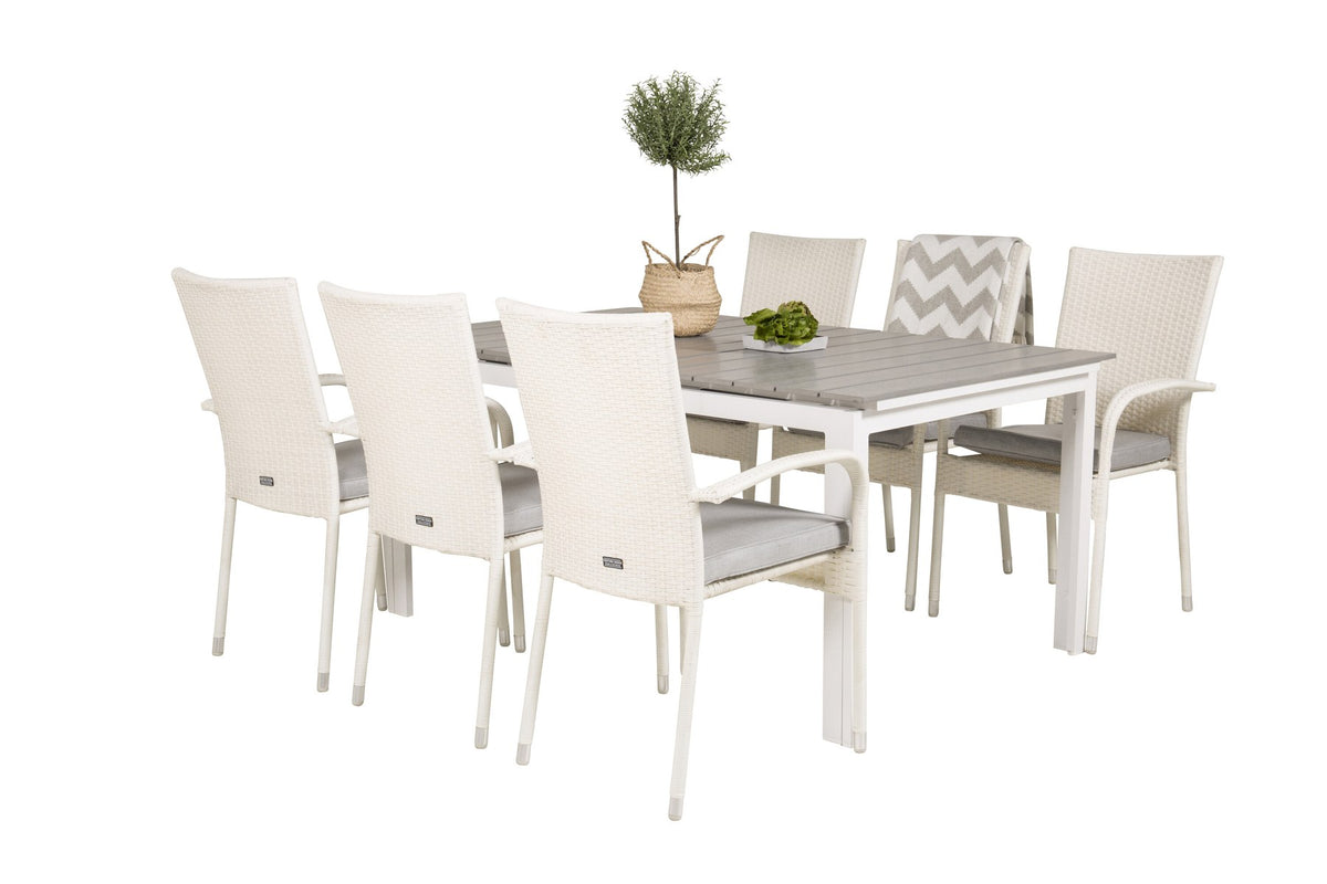 Weisser rechteckiger Gartentisch Levels mit grauer Aintwood-Tischplatte und zwei weisse Esszimmerstühle Anna aus Aintwood und Aluminium.