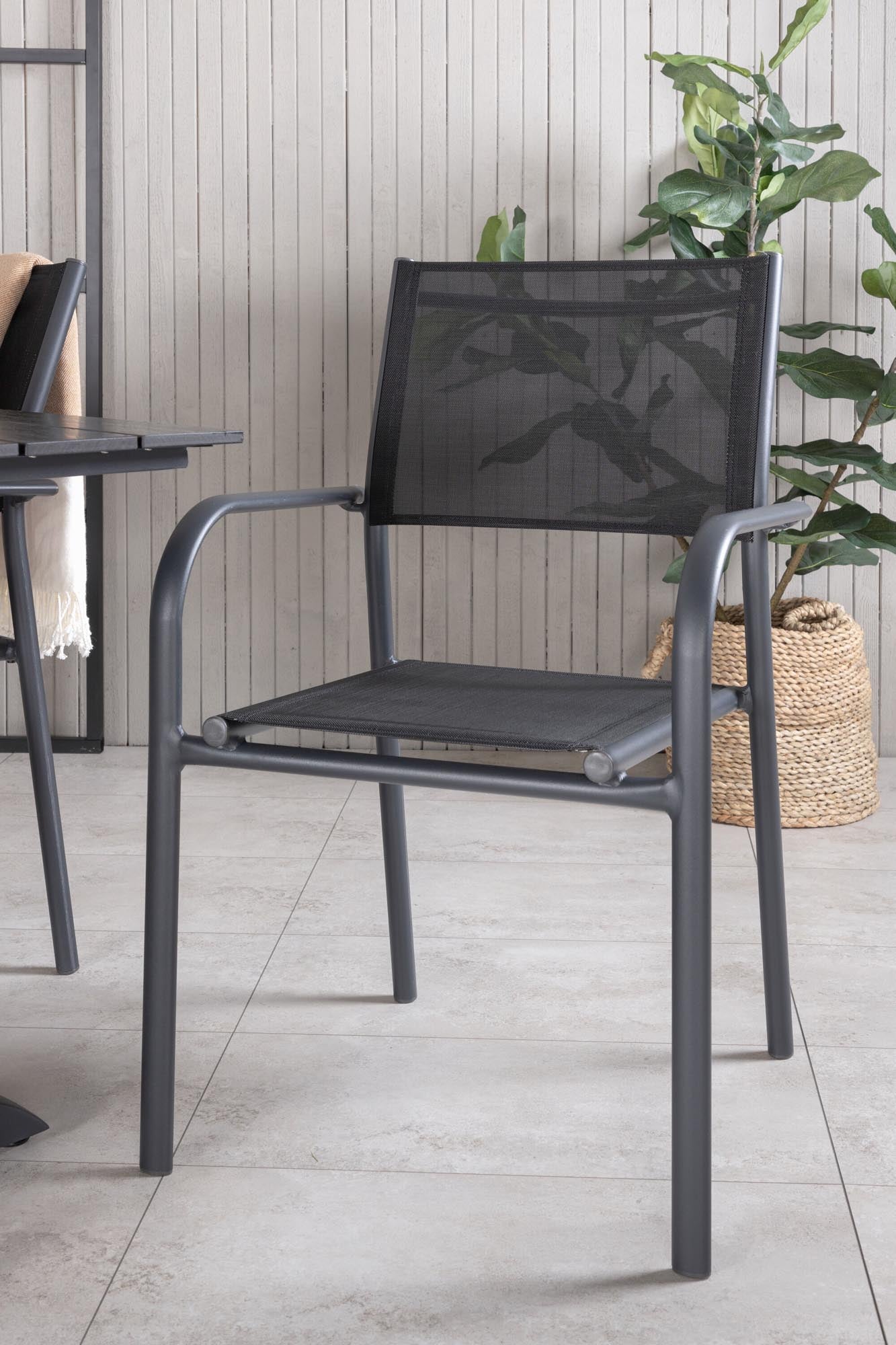 Denver Outdoor-Tischset + Santorini 120cm/4St. in Schwarz präsentiert im Onlineshop von KAQTU Design AG. Gartentischset ist von Venture Home