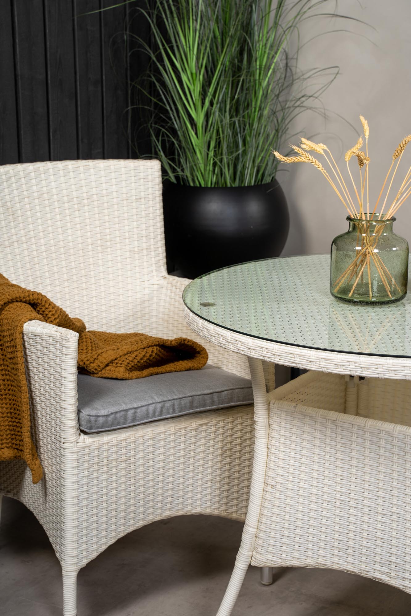 Volta Outdoor-Tischset + Malin ⌀90cm/2St. in Grau weiss präsentiert im Onlineshop von KAQTU Design AG. Gartentischset ist von Venture Home