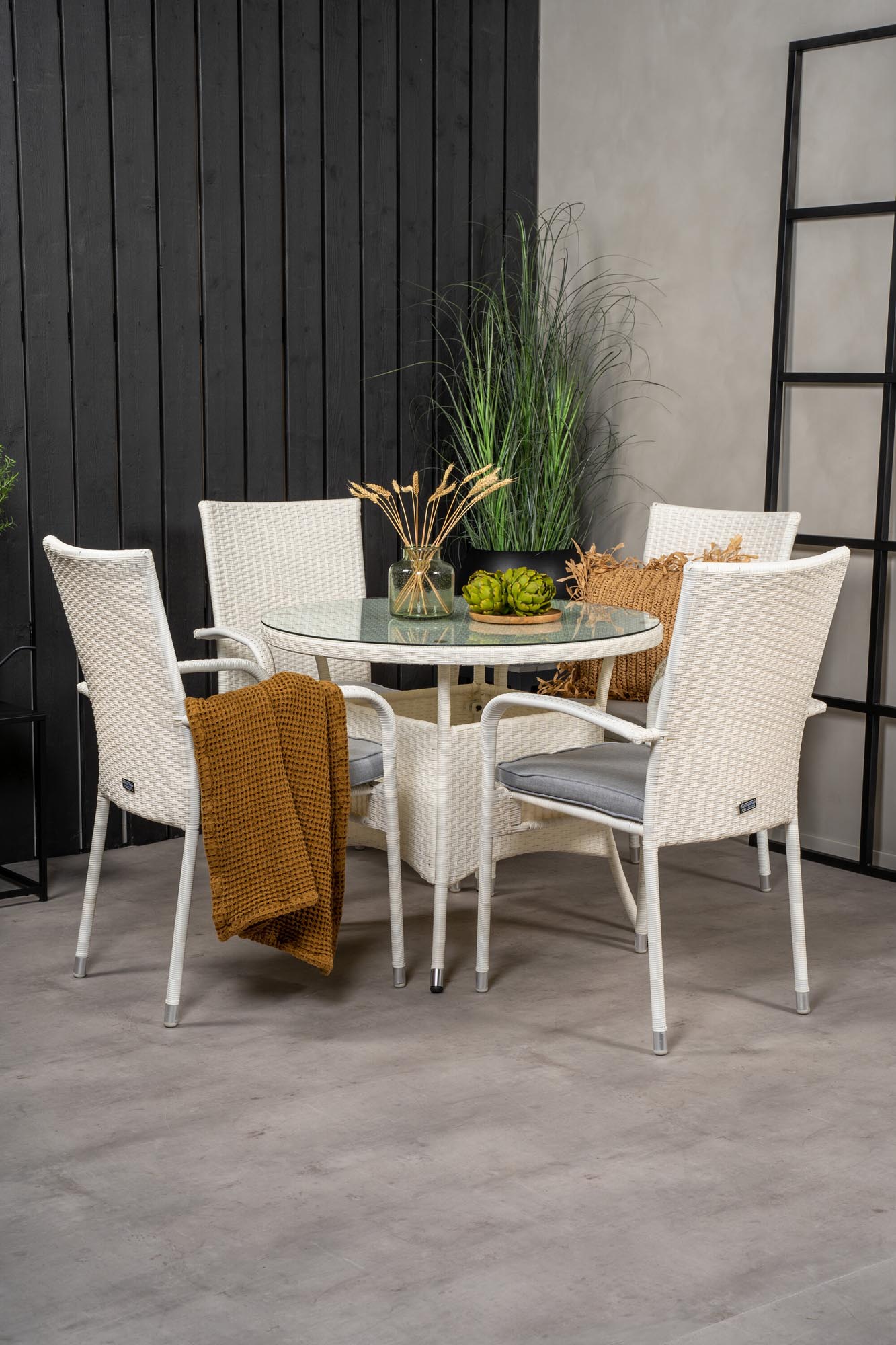 Volta Outdoor-Tischset + Anna ⌀90cm/4St. in Grau weiss präsentiert im Onlineshop von KAQTU Design AG. Gartentischset ist von Venture Home
