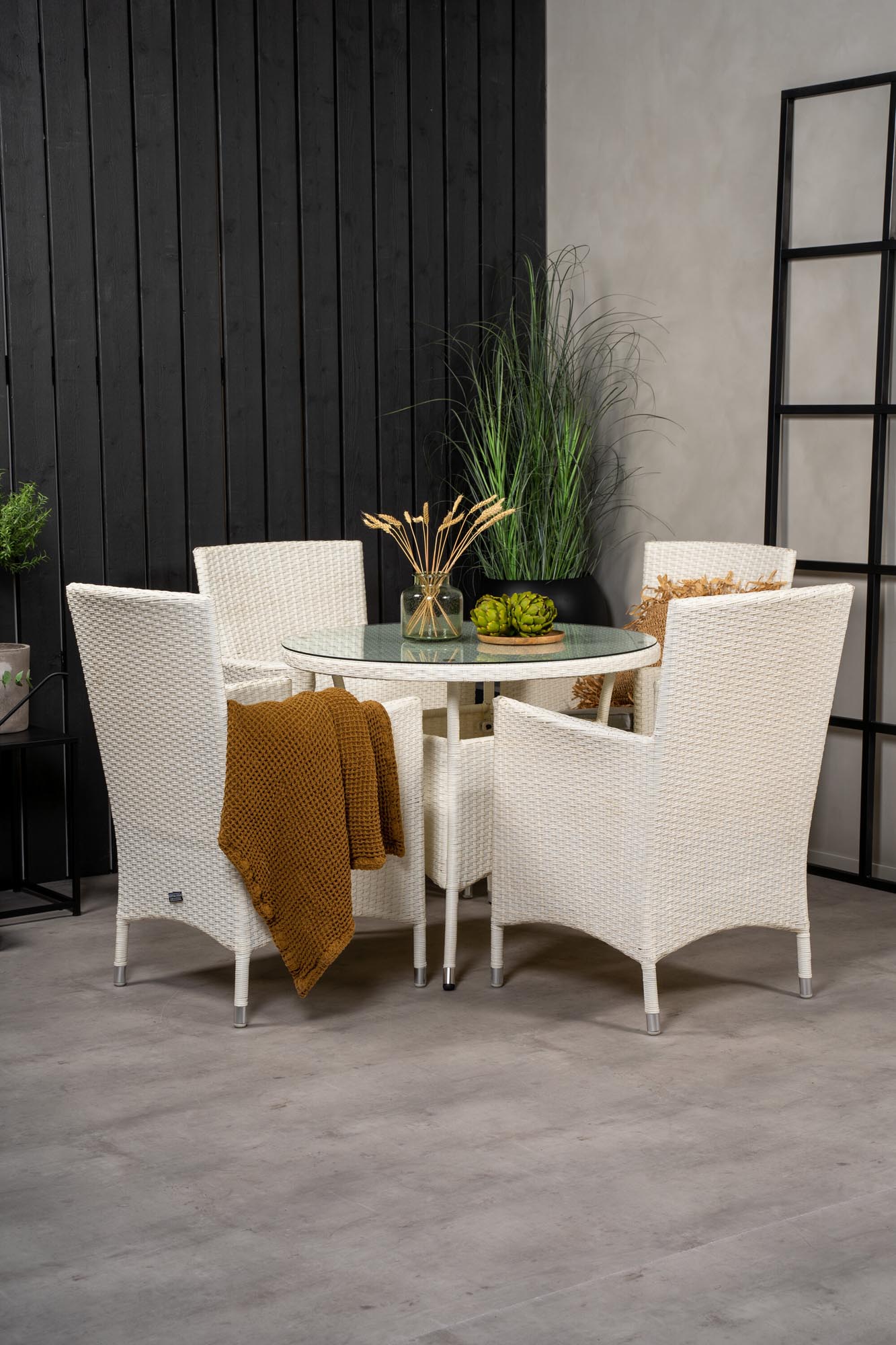 Volta Outdoor-Tischset + Malin ⌀90cm/4St. in Grau weiss präsentiert im Onlineshop von KAQTU Design AG. Gartentischset ist von Venture Home