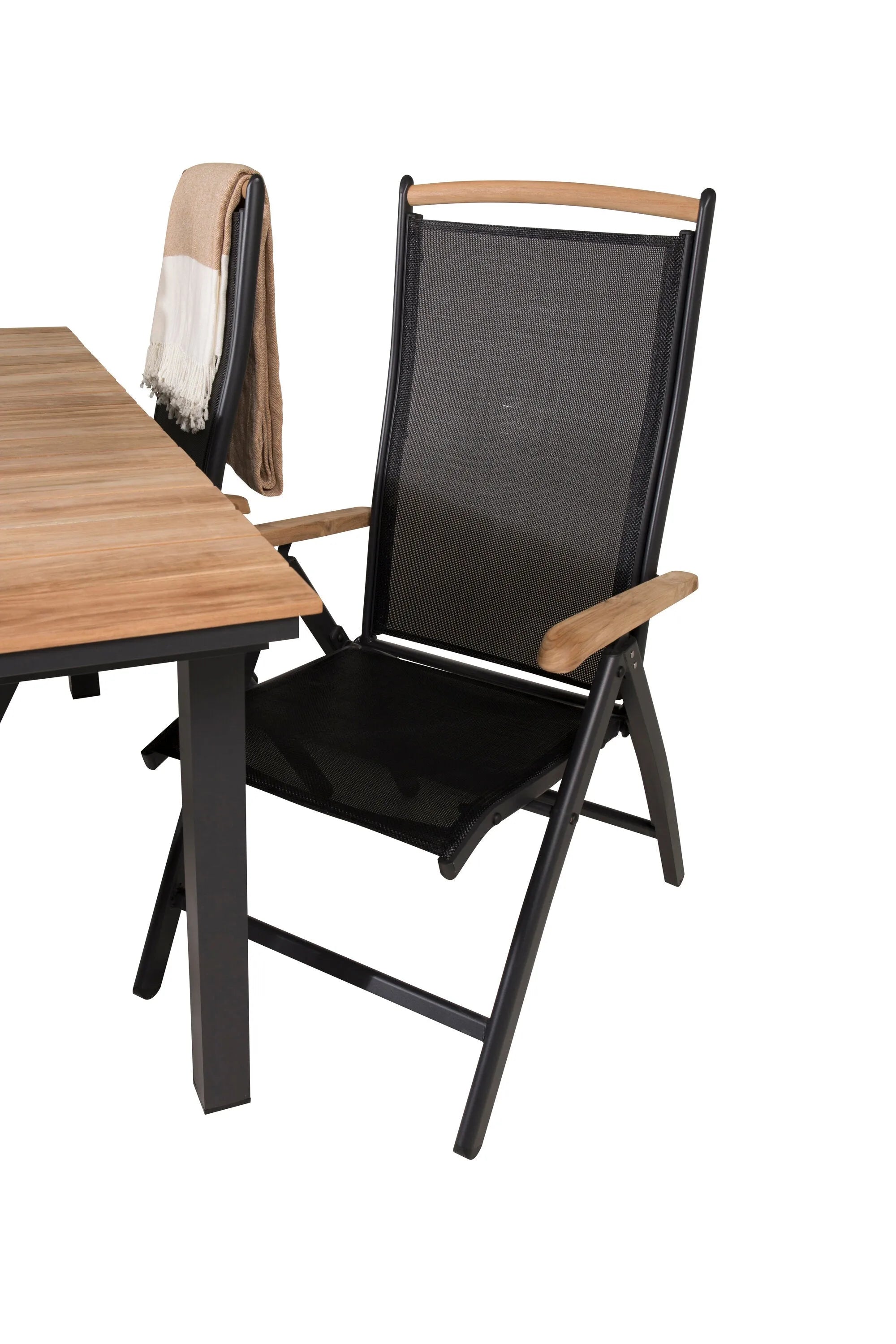 Eleganter Teakholz-Gartentisch, ausziehbar, wetterfest, mit klappbaren Stühlen für stilvolle Outdoor-Dinner.
