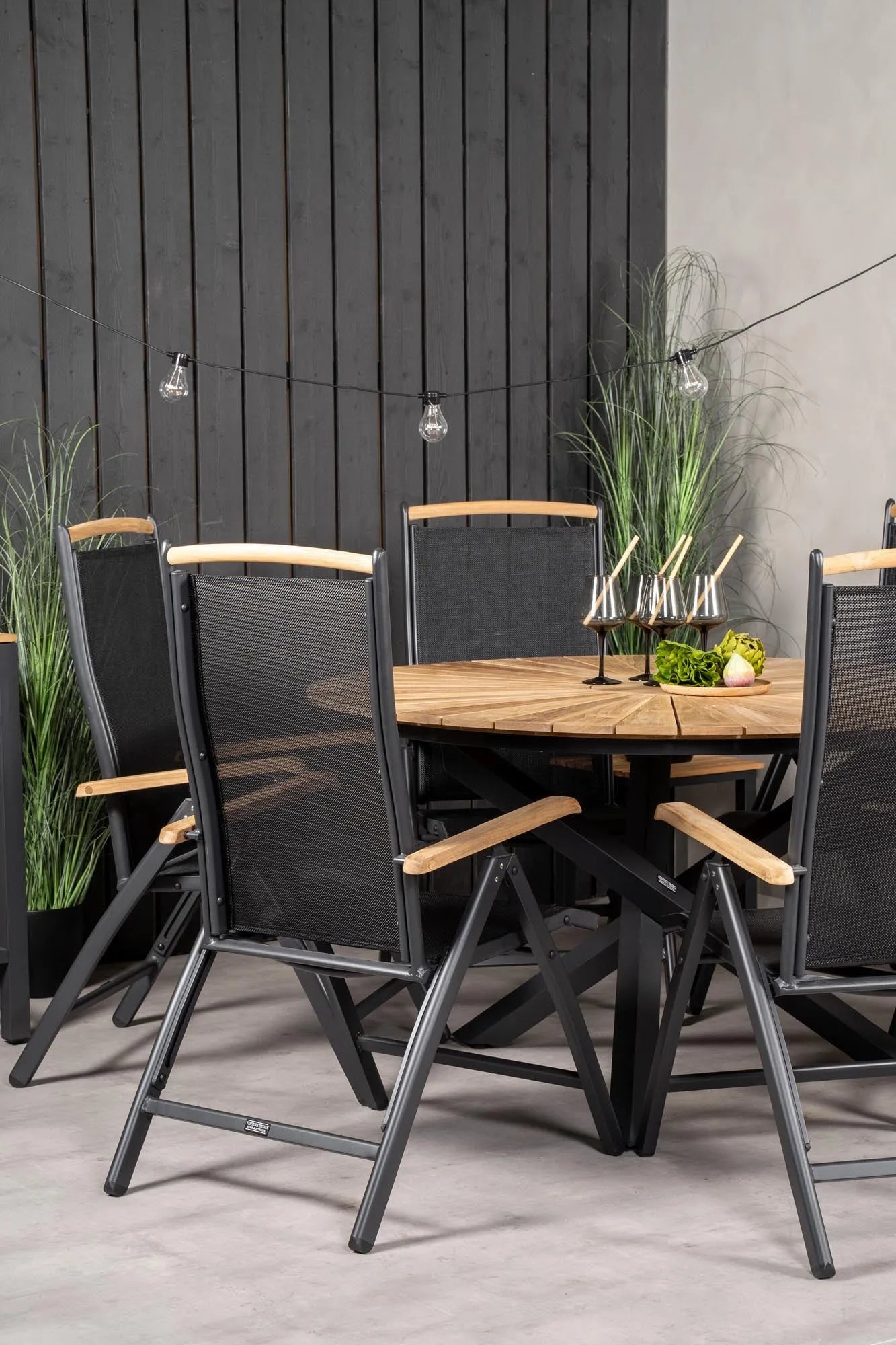 Stilvolles Outdoor-Tischset für 6 Personen, wetterfest und elegant, perfekt für gesellige Stunden im Freien.