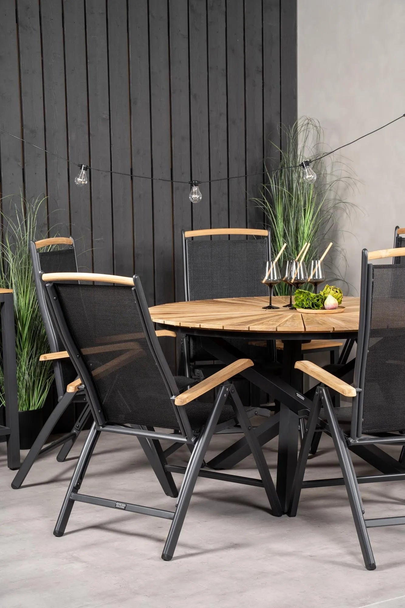 Venture Home: Robustes Tischset für gesellige Outdoor-Abende.