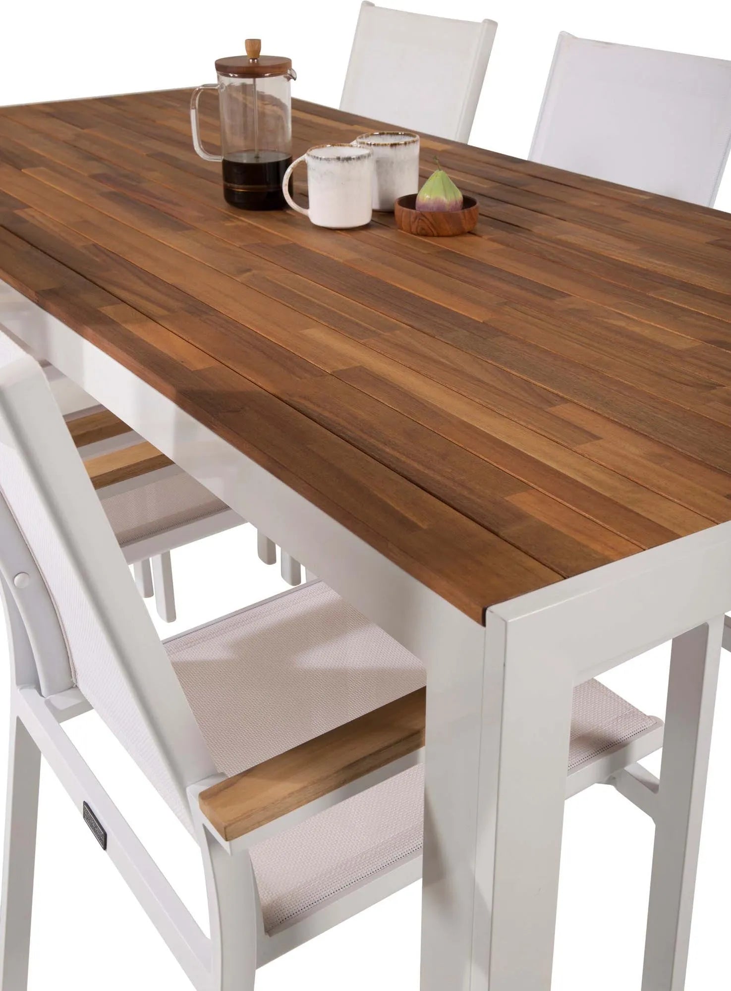 Elegantes Tischset für 6: Perfekt für stilvolle Outdoor-Dinner.