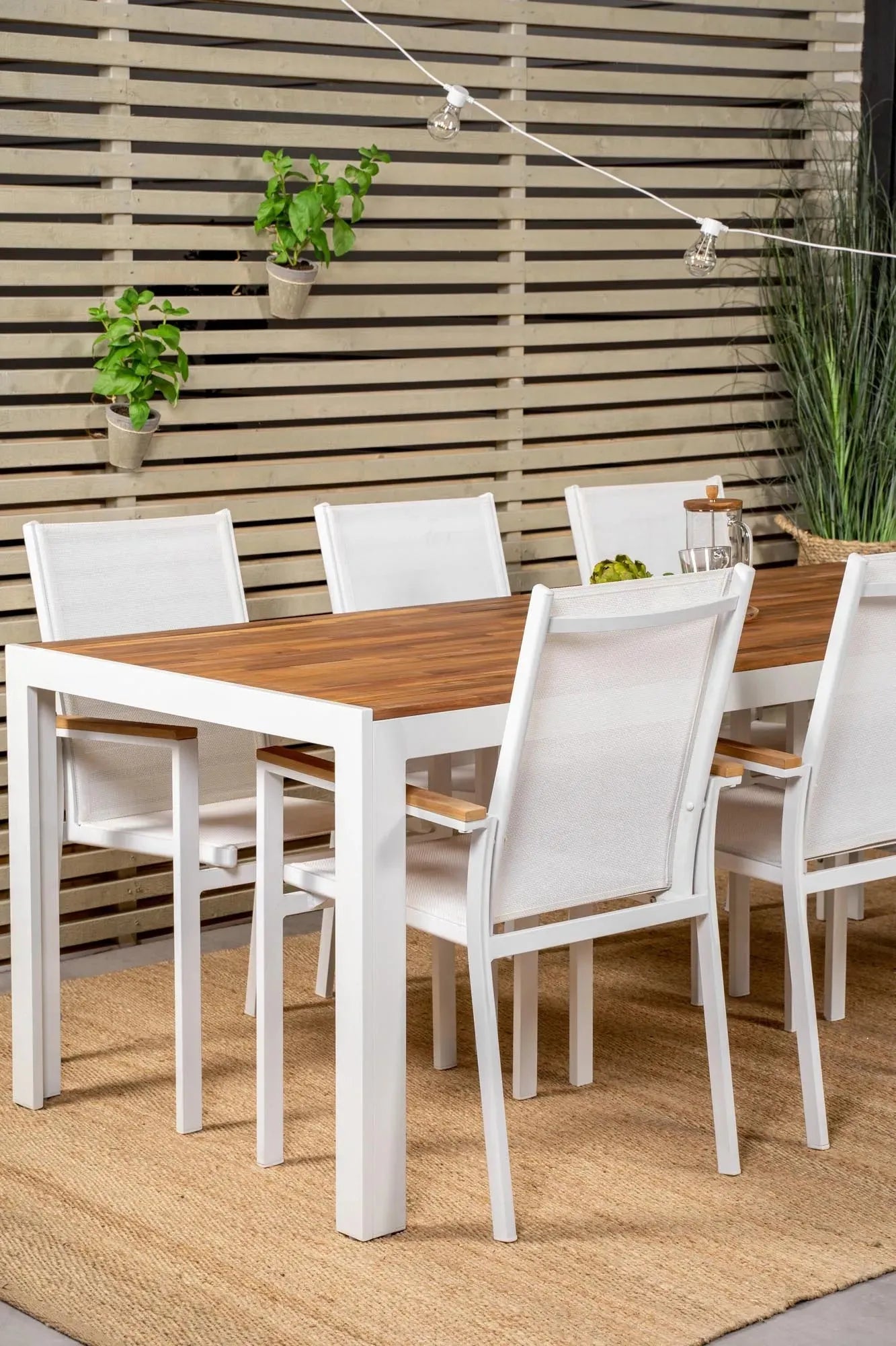 Elegantes Tischset für 6: Perfekt für stilvolle Outdoor-Dinner.