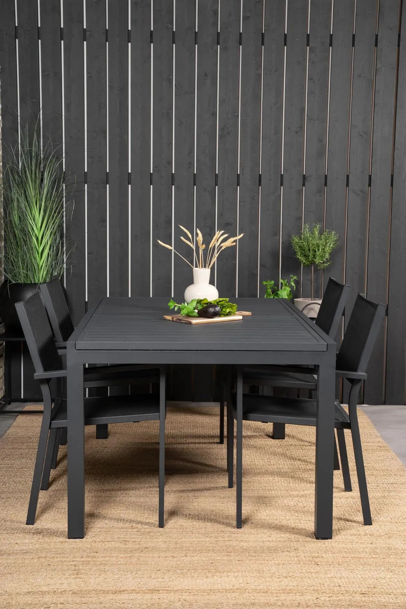 Elegantes Marbella Set: Ausziehbarer Tisch & 4 Stühle für draußen.