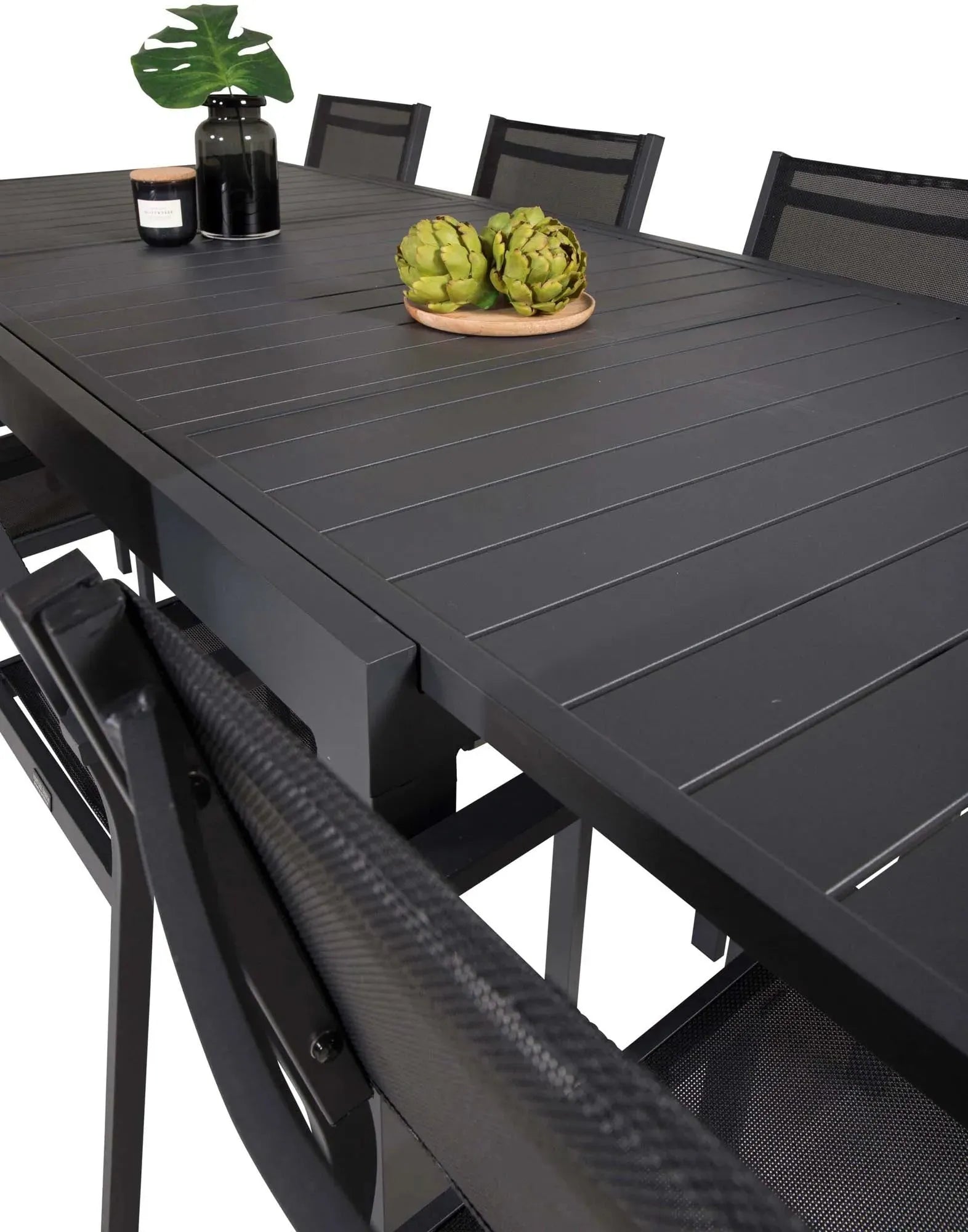 Elegantes, erweiterbares Tischset für luxuriöse Outdoor-Erlebnisse.