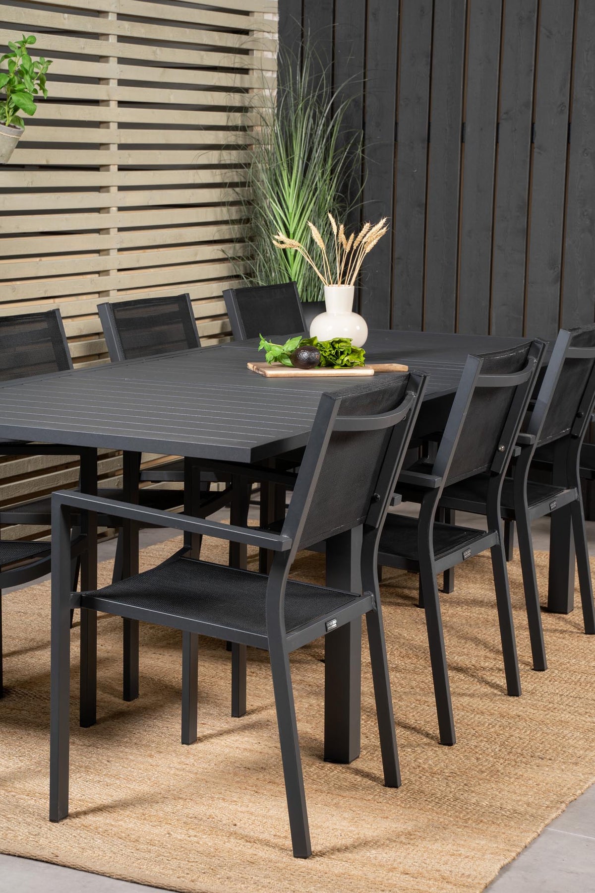 Marbella Outdoor-Tischset ausziehbar + Copacabana Stacking 240cm/8St. in Schwarz präsentiert im Onlineshop von KAQTU Design AG. Gartentischset ist von Venture Home